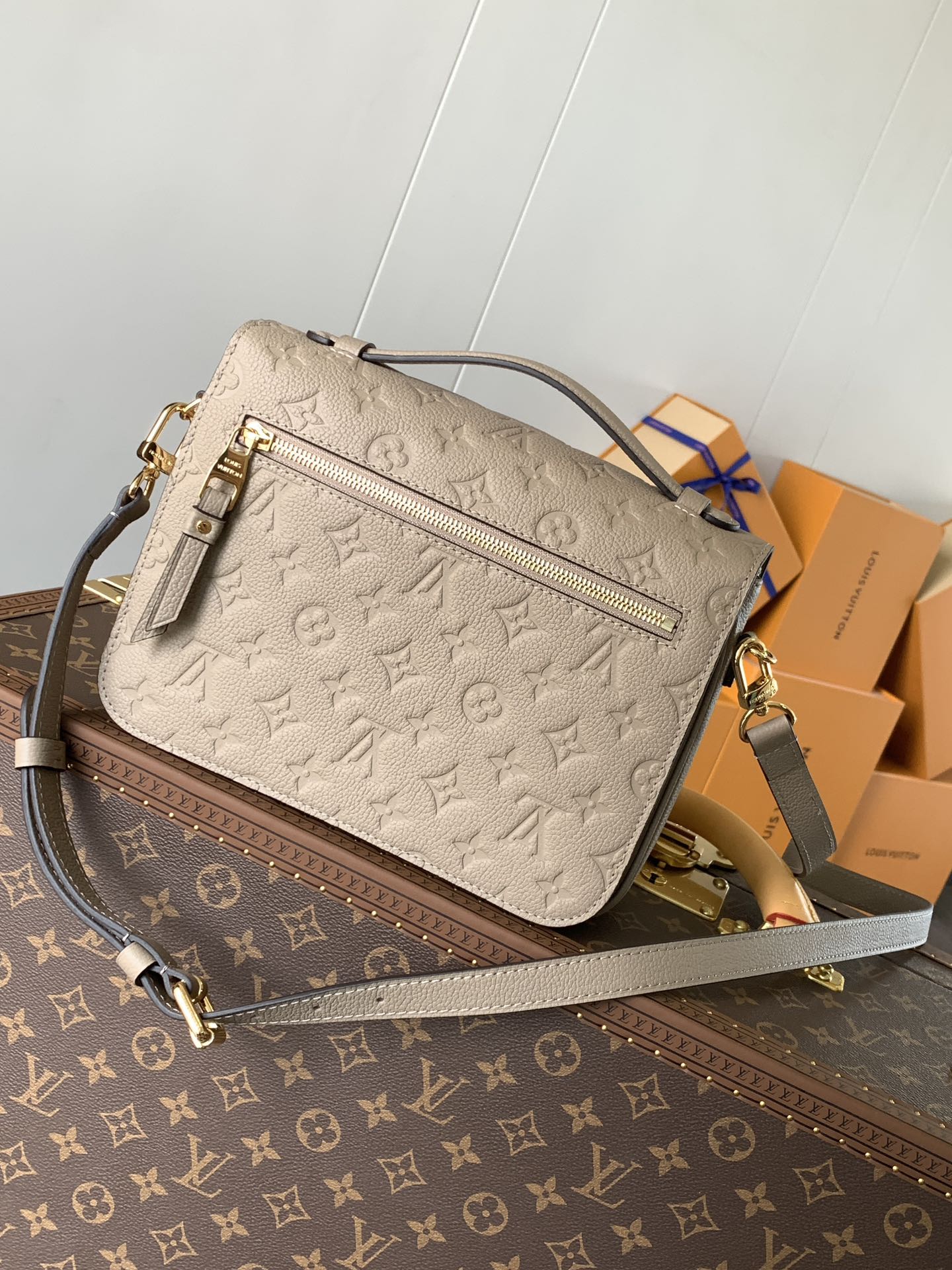 LV高仿Monogram Empreinte郵差包 奶茶色精品斜背女包| 13 LV高仿Monogram Empreinte郵差包 奶茶色精品斜背女包