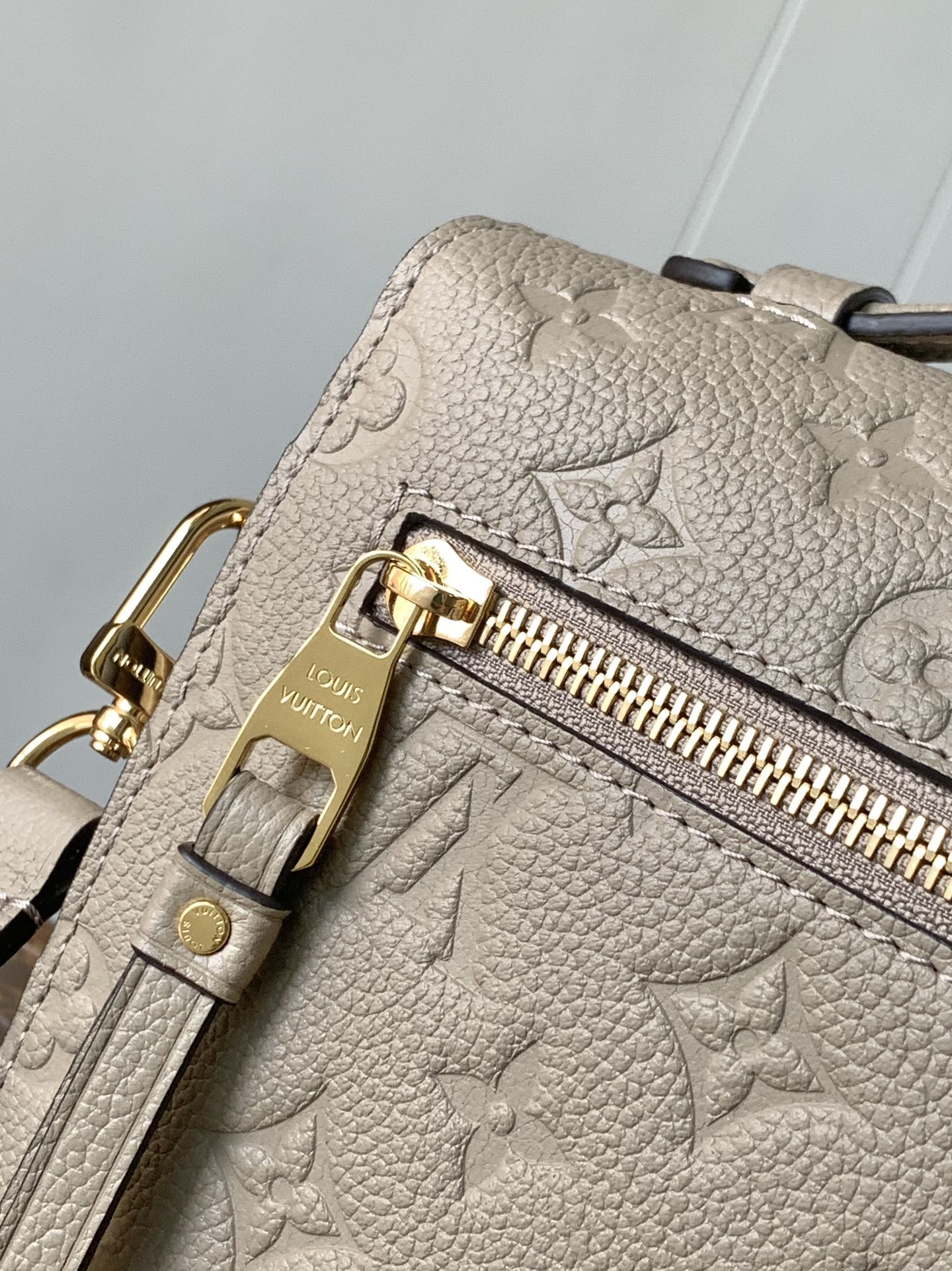 LV高仿Monogram Empreinte郵差包 奶茶色精品斜背女包| 12 LV高仿Monogram Empreinte郵差包 奶茶色精品斜背女包