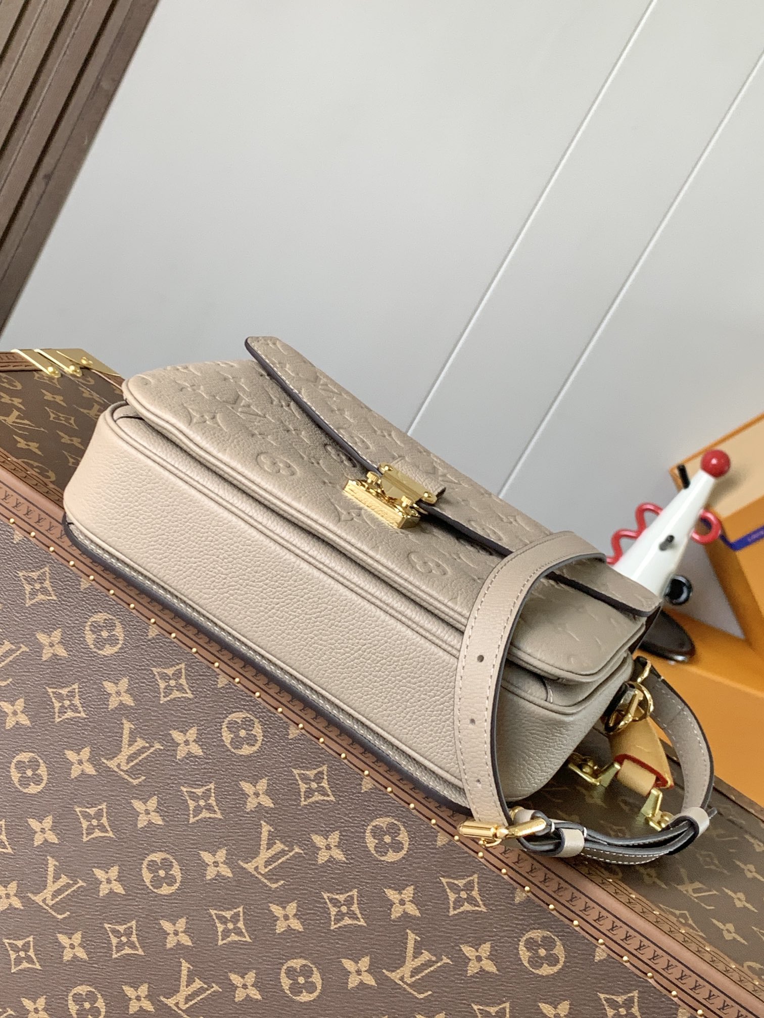 LV高仿Monogram Empreinte郵差包 奶茶色精品斜背女包| 11 LV高仿Monogram Empreinte郵差包 奶茶色精品斜背女包