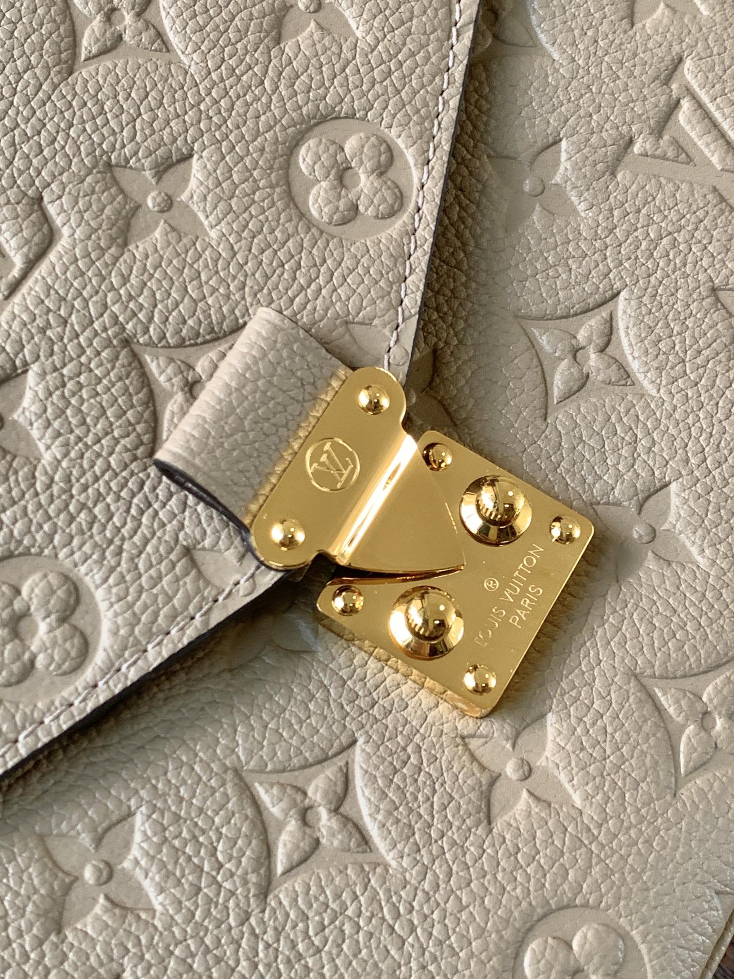 LV高仿Monogram Empreinte郵差包 奶茶色精品斜背女包| 10 LV高仿Monogram Empreinte郵差包 奶茶色精品斜背女包