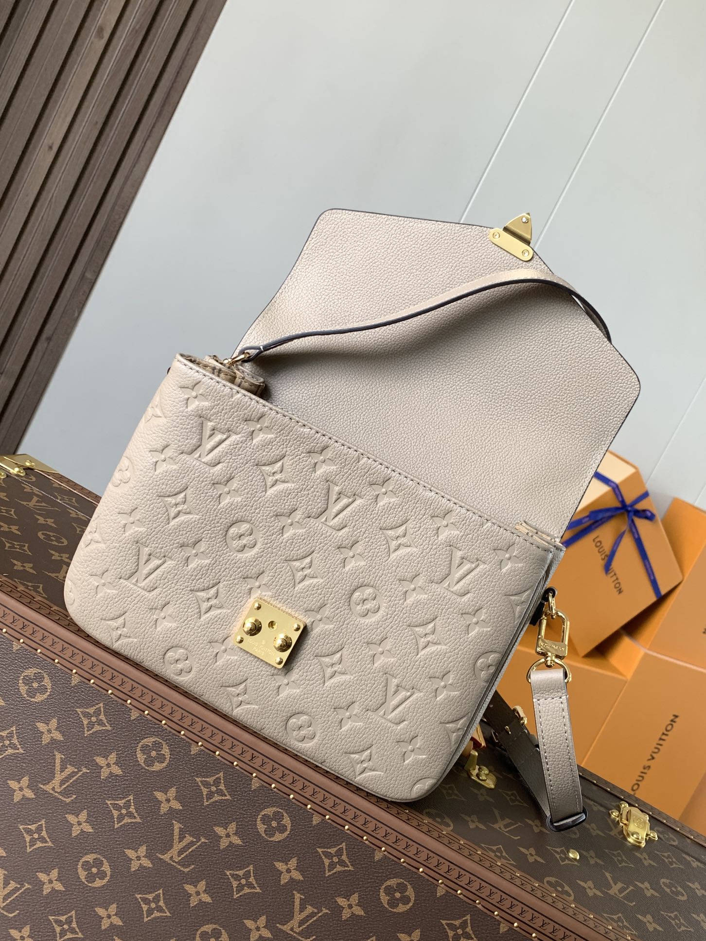 LV高仿Monogram Empreinte郵差包 奶茶色精品斜背女包| 9 LV高仿Monogram Empreinte郵差包 奶茶色精品斜背女包