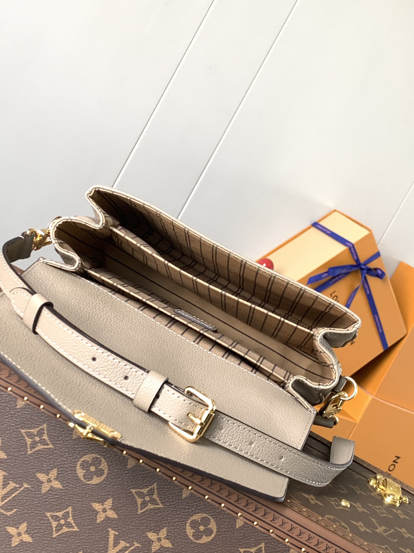 LV高仿Monogram Empreinte郵差包 奶茶色精品斜背女包| 8 LV高仿Monogram Empreinte郵差包 奶茶色精品斜背女包