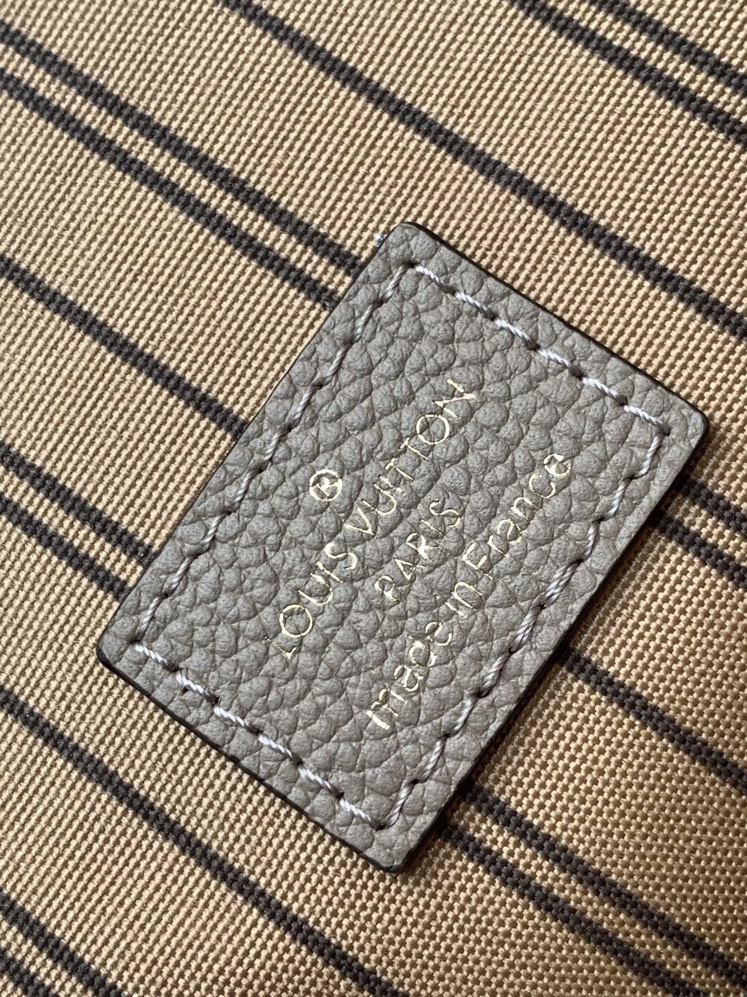 LV高仿Monogram Empreinte郵差包 奶茶色精品斜背女包| 7 LV高仿Monogram Empreinte郵差包 奶茶色精品斜背女包