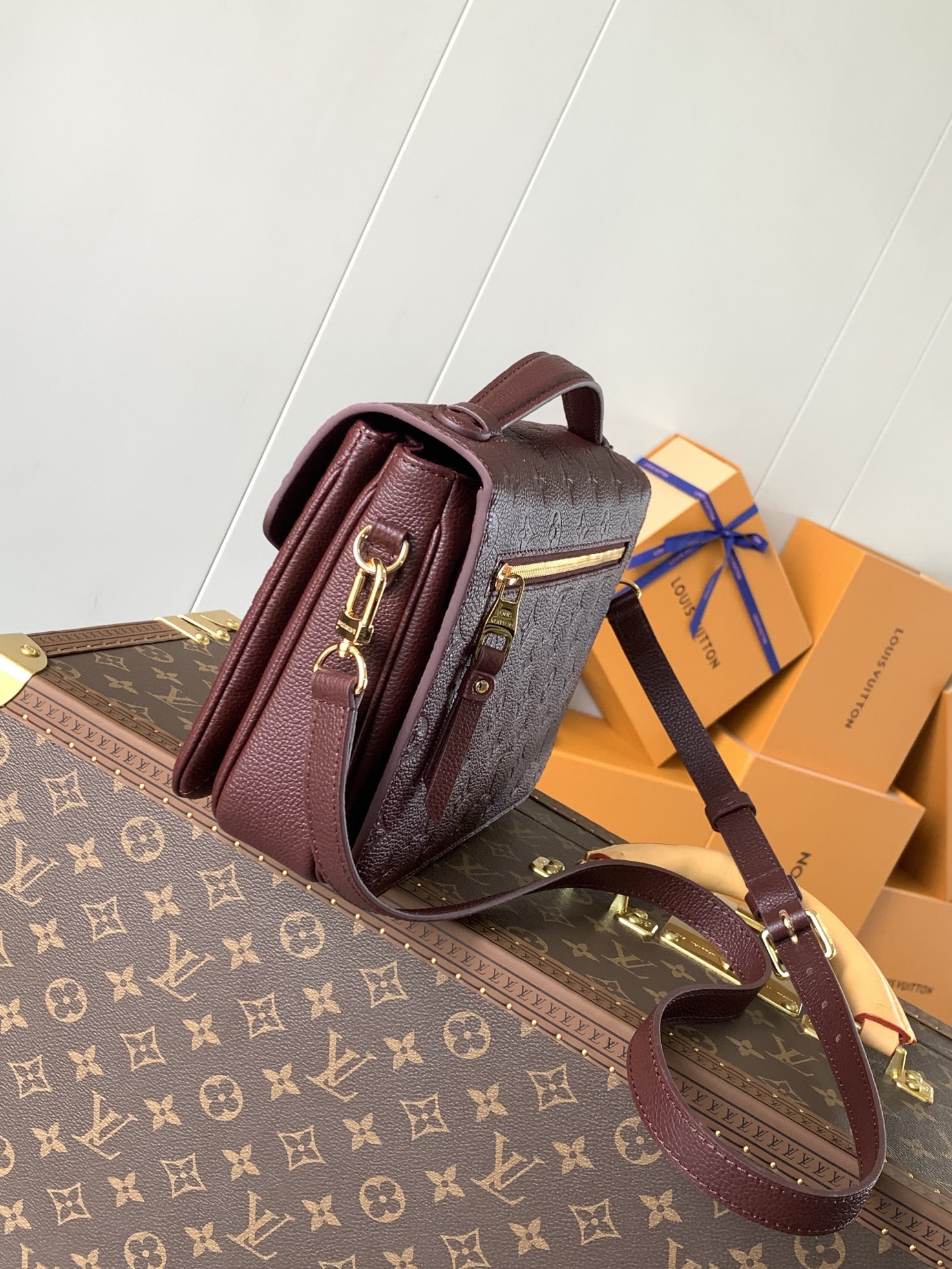 LV原單酒紅色壓紋Pochette Metis精品斜背包| 14 LV原單酒紅色壓紋Pochette Metis精品斜背包