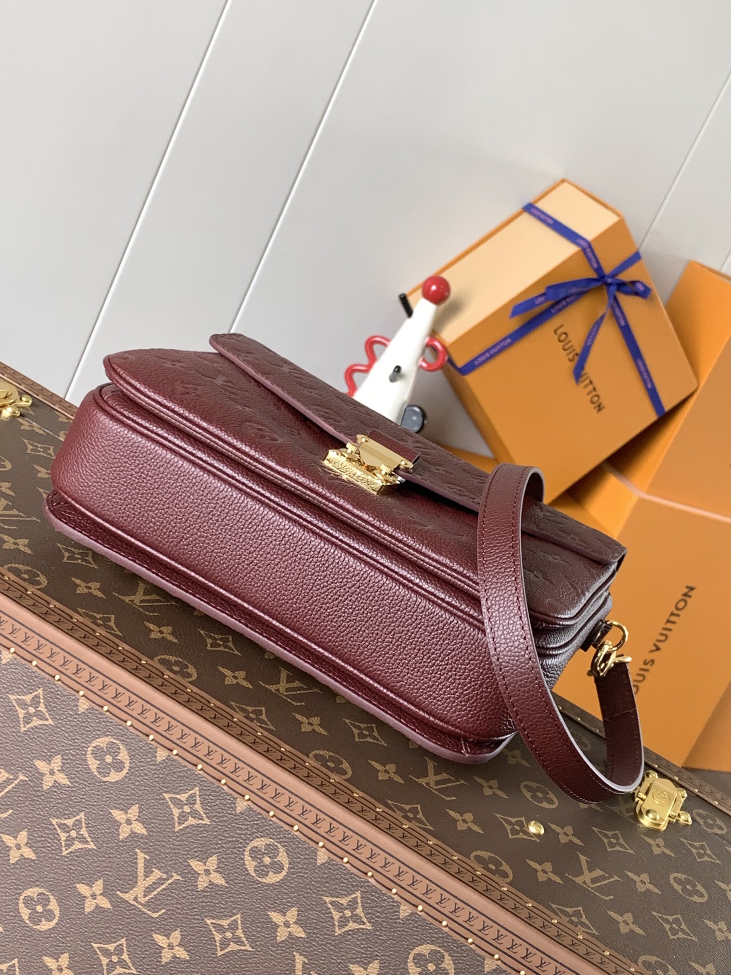 LV原單酒紅色壓紋Pochette Metis精品斜背包| 11 LV原單酒紅色壓紋Pochette Metis精品斜背包