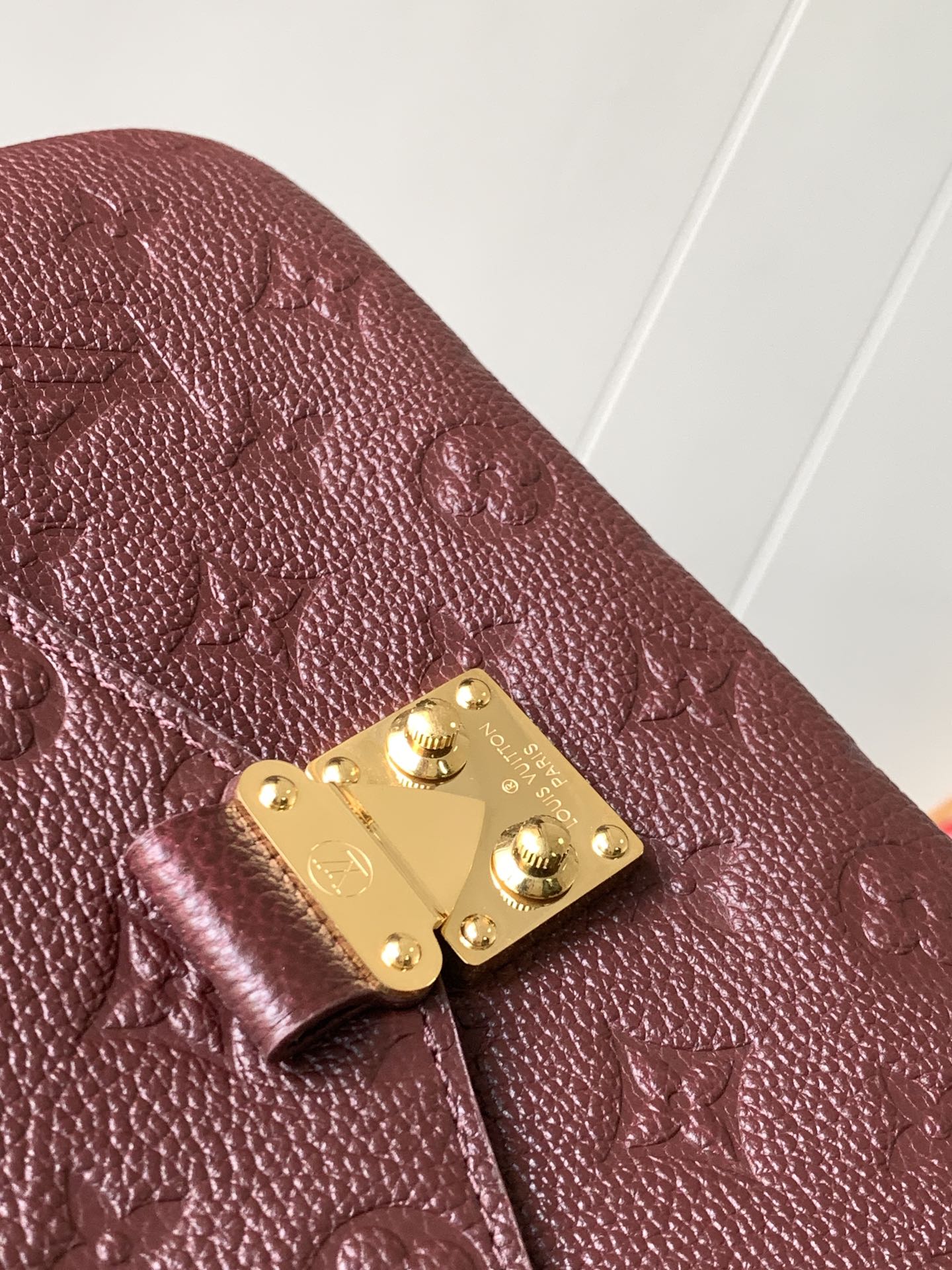 LV原單酒紅色壓紋Pochette Metis精品斜背包| 10 LV原單酒紅色壓紋Pochette Metis精品斜背包