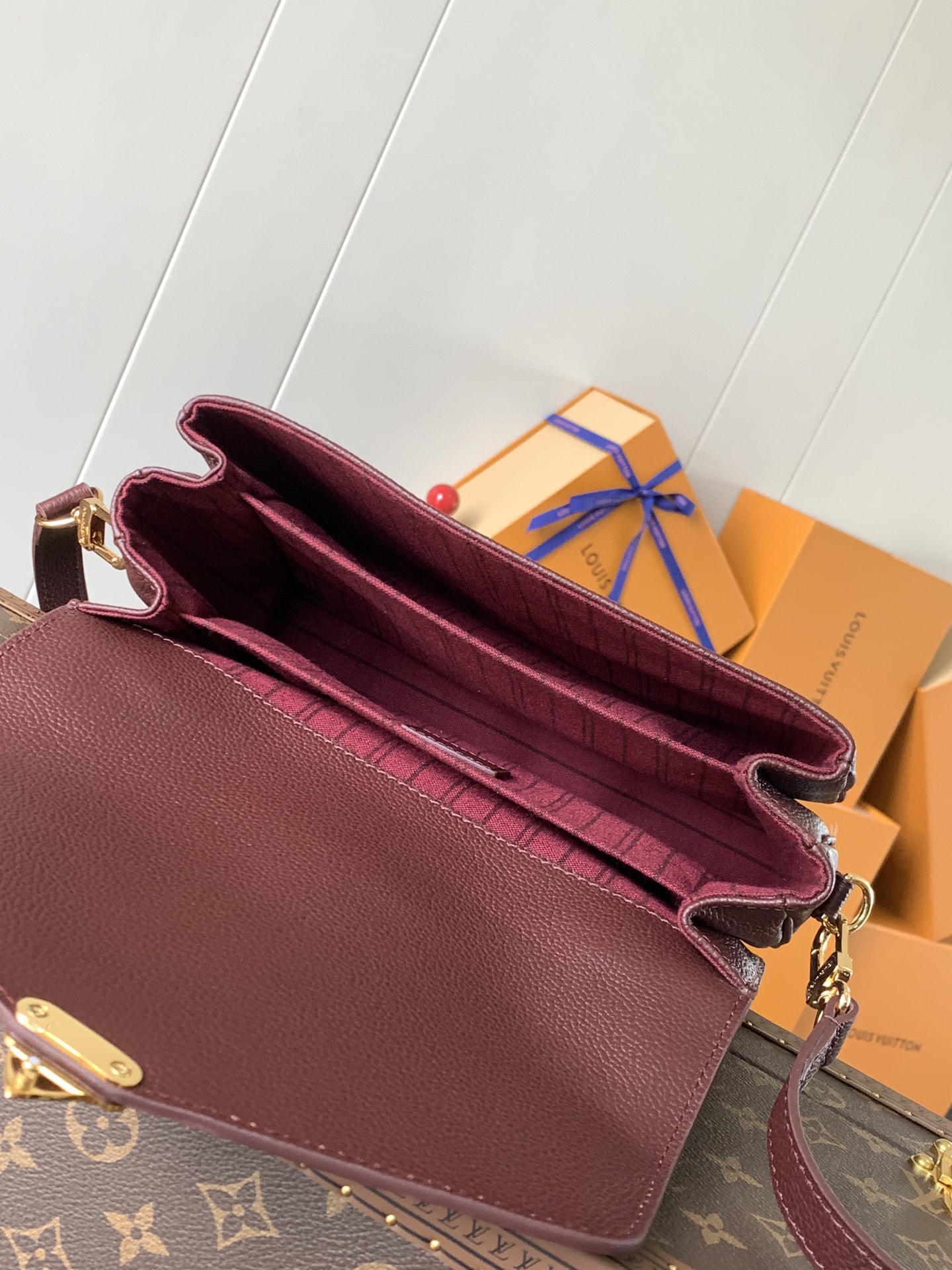 LV原單酒紅色壓紋Pochette Metis精品斜背包| 8 LV原單酒紅色壓紋Pochette Metis精品斜背包