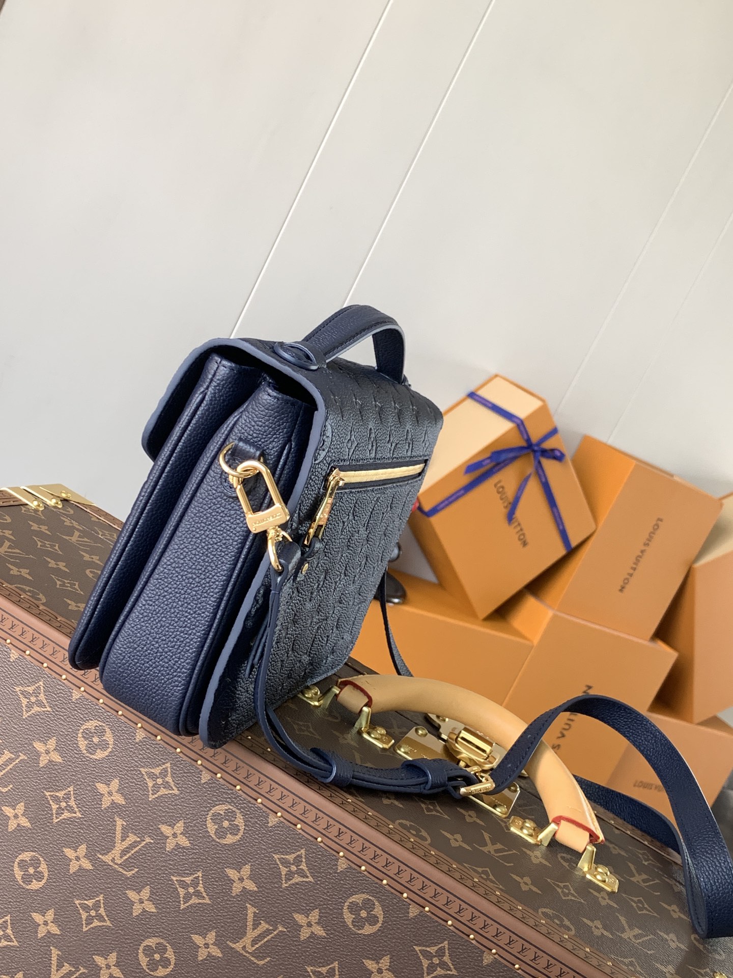 LV高仿Monogram Empreinte壓紋郵差包 肩背斜跨女包| 14 LV高仿Monogram Empreinte壓紋郵差包 肩背斜跨女包