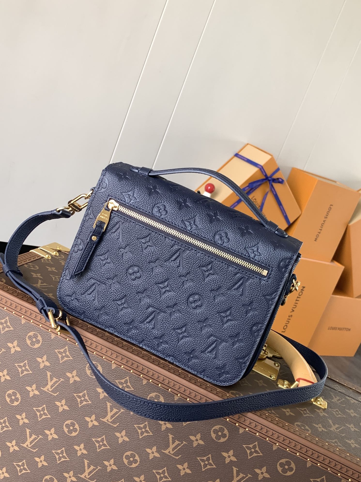 LV高仿Monogram Empreinte壓紋郵差包 肩背斜跨女包| 13 LV高仿Monogram Empreinte壓紋郵差包 肩背斜跨女包