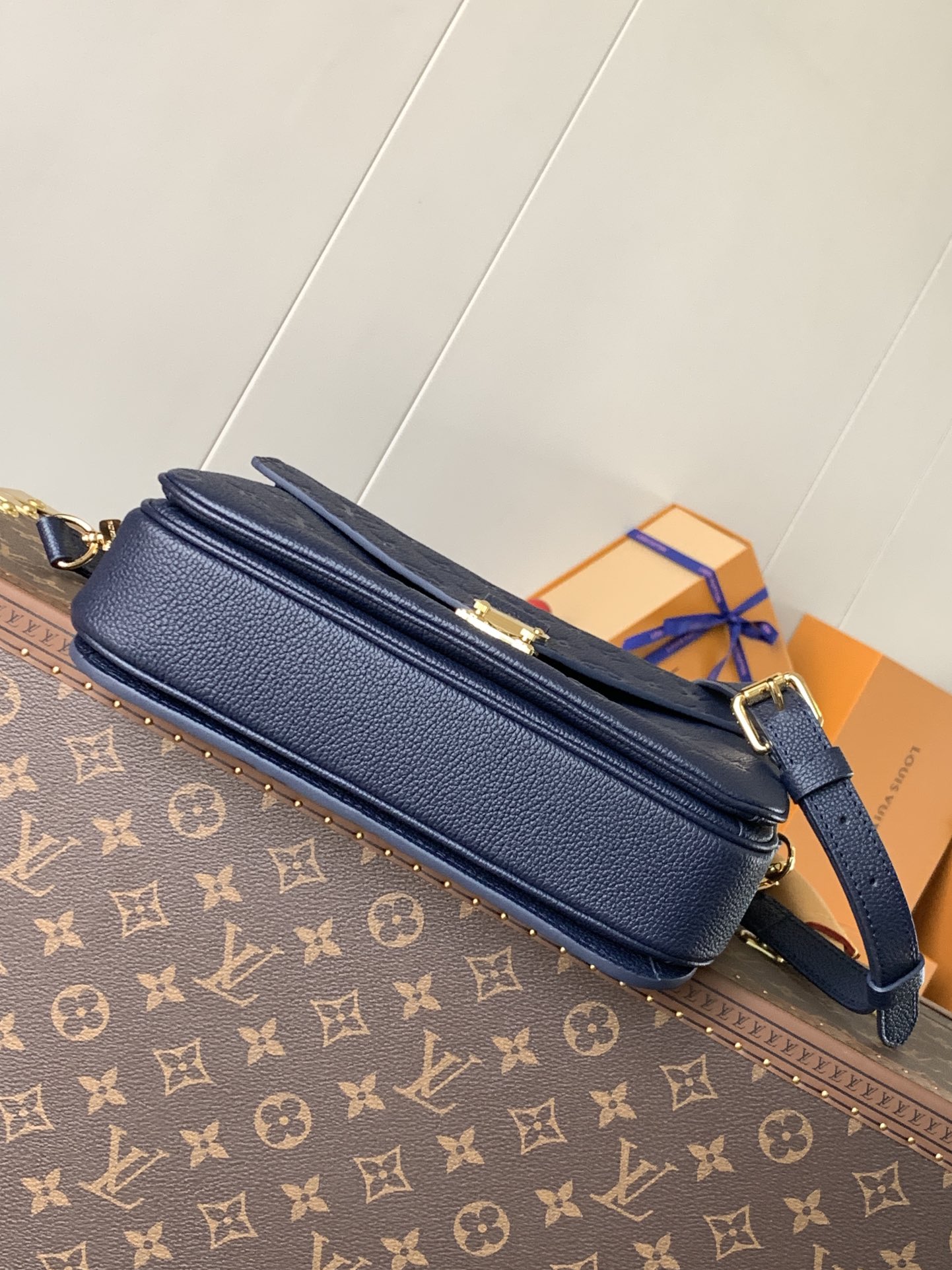 LV高仿Monogram Empreinte壓紋郵差包 肩背斜跨女包| 12 LV高仿Monogram Empreinte壓紋郵差包 肩背斜跨女包