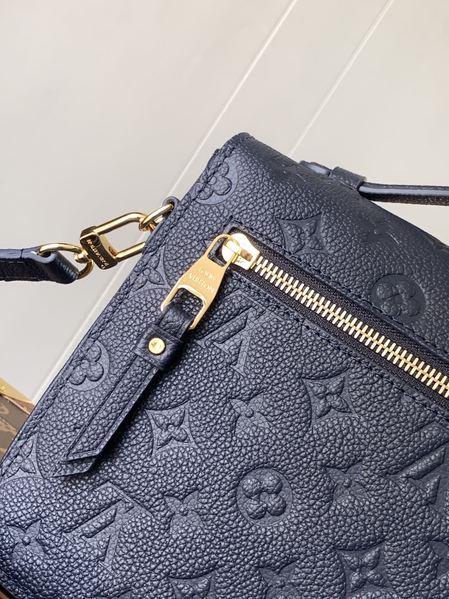 LV高仿Monogram Empreinte壓紋郵差包 肩背斜跨女包| 11 LV高仿Monogram Empreinte壓紋郵差包 肩背斜跨女包