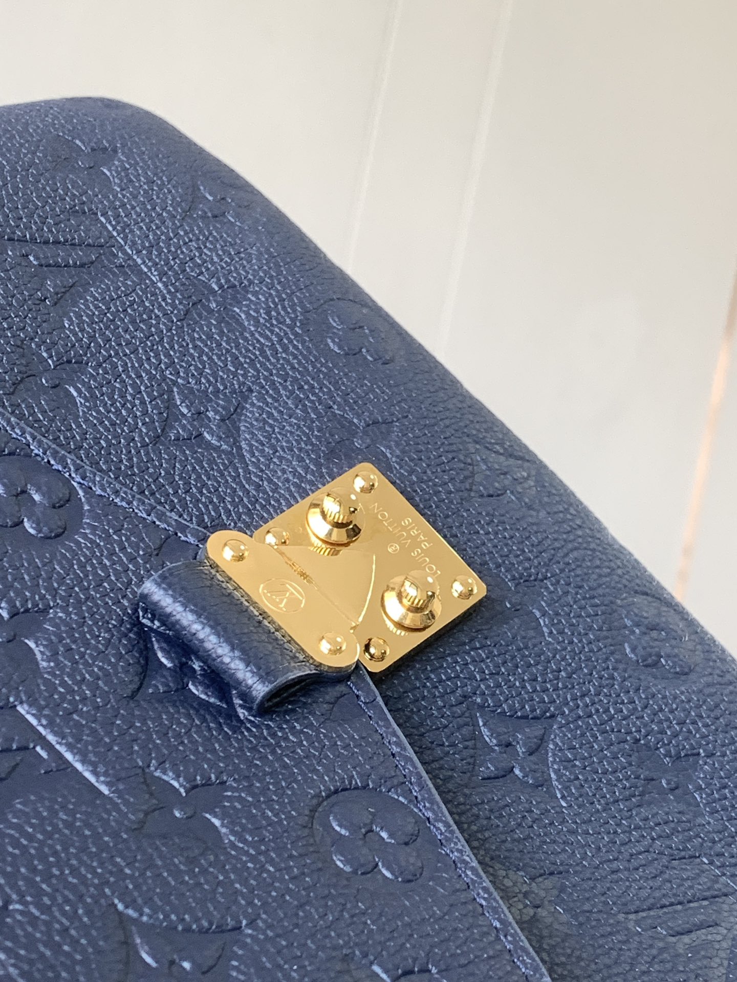 LV高仿Monogram Empreinte壓紋郵差包 肩背斜跨女包| 10 LV高仿Monogram Empreinte壓紋郵差包 肩背斜跨女包