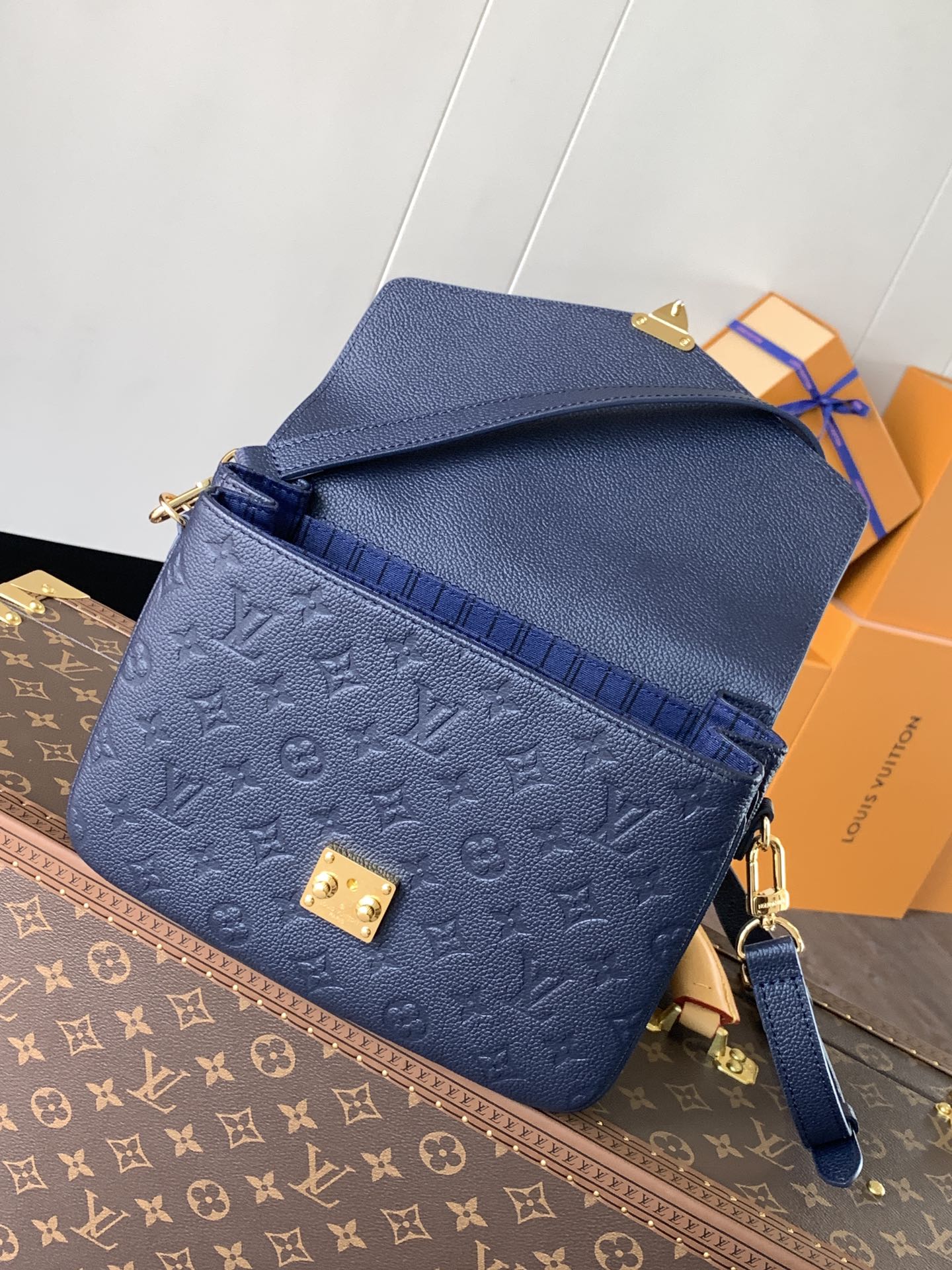 LV高仿Monogram Empreinte壓紋郵差包 肩背斜跨女包| 9 LV高仿Monogram Empreinte壓紋郵差包 肩背斜跨女包