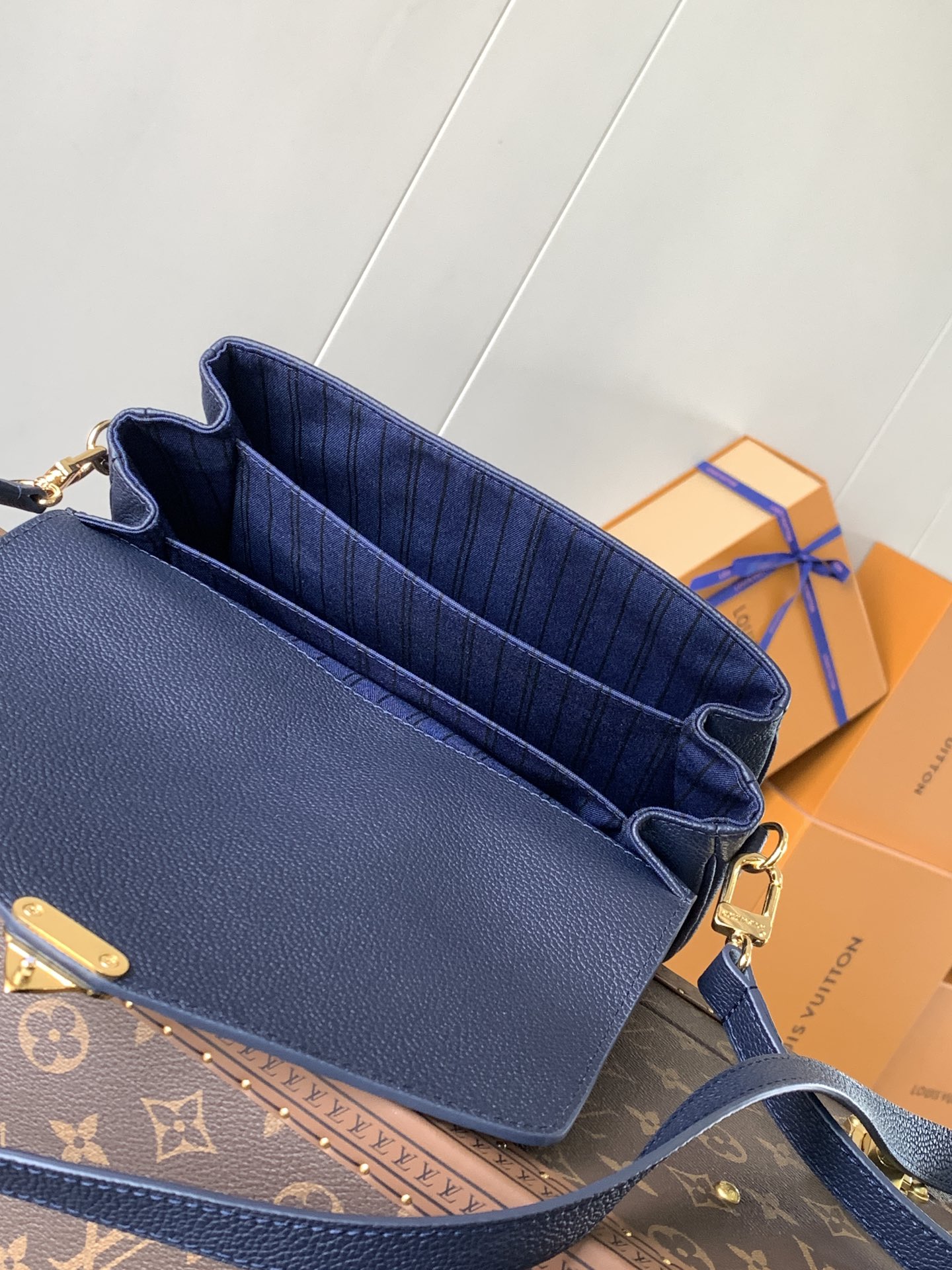 LV高仿Monogram Empreinte壓紋郵差包 肩背斜跨女包| 8 LV高仿Monogram Empreinte壓紋郵差包 肩背斜跨女包