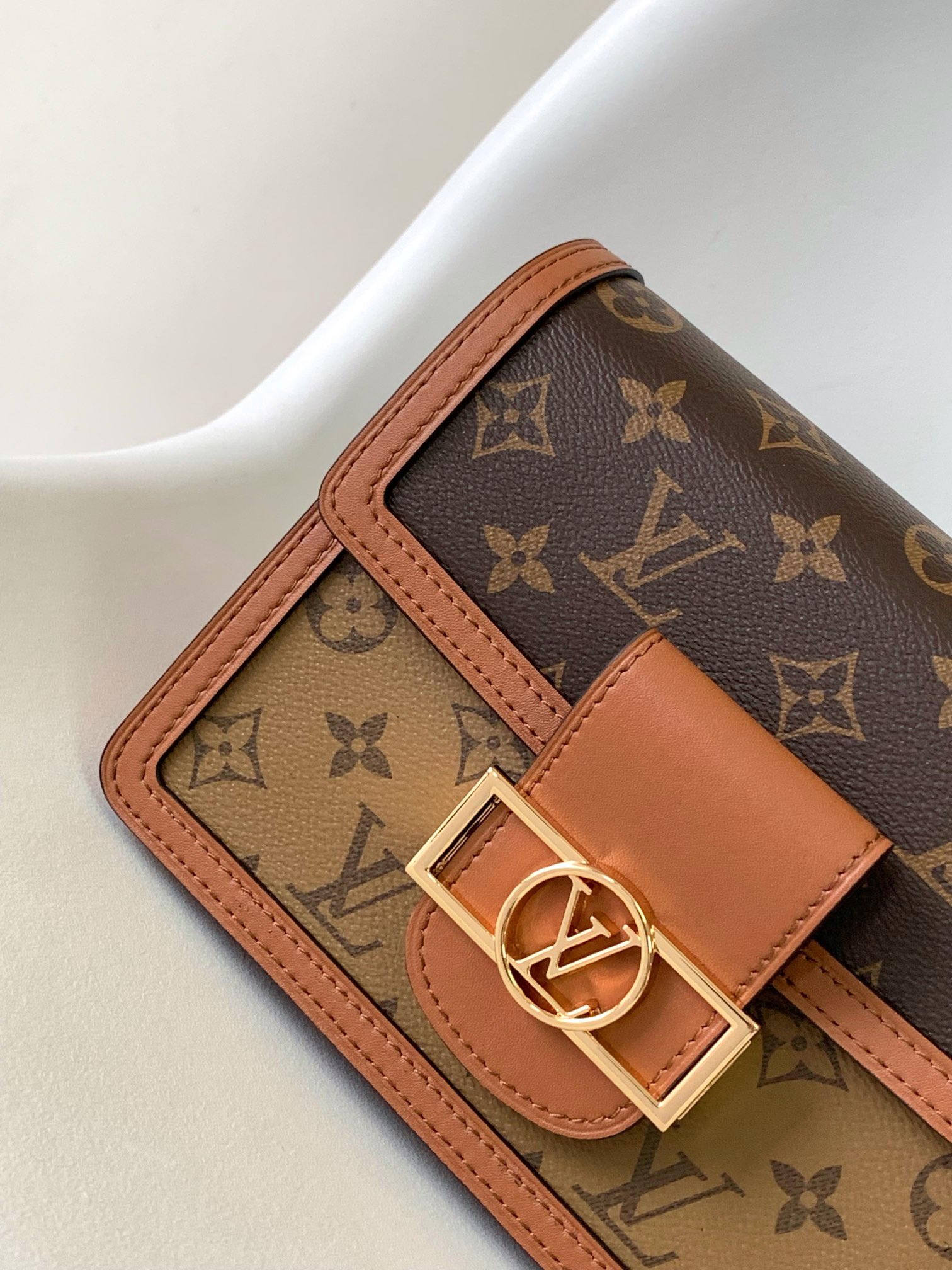 LV高仿Monogram拼色方扣斜背包 精品小方包女款| 11 LV高仿Monogram拼色方扣斜背包 精品小方包女款