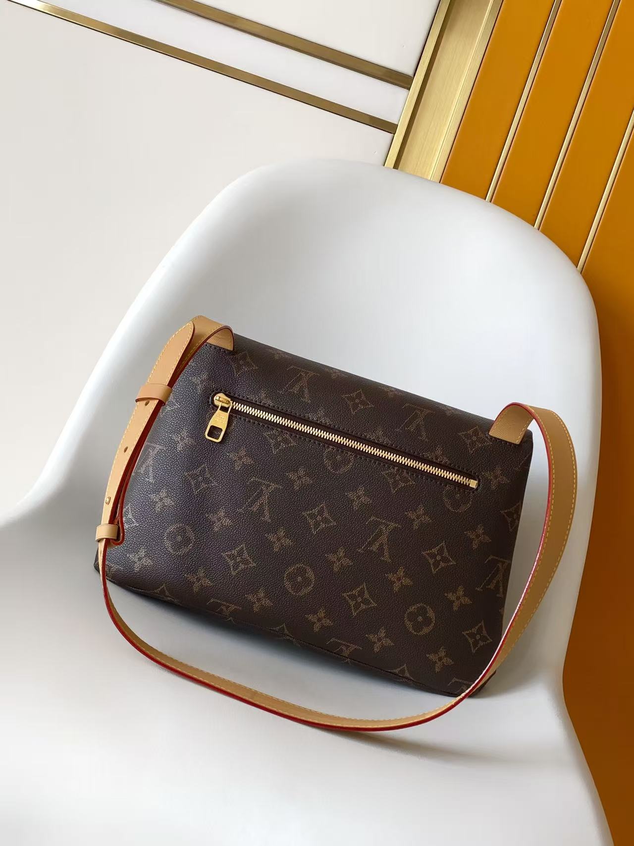 LV高仿 Monogram Louis Vuitton字母翻蓋斜背包| 13 LV高仿 Monogram Louis Vuitton字母翻蓋斜背包