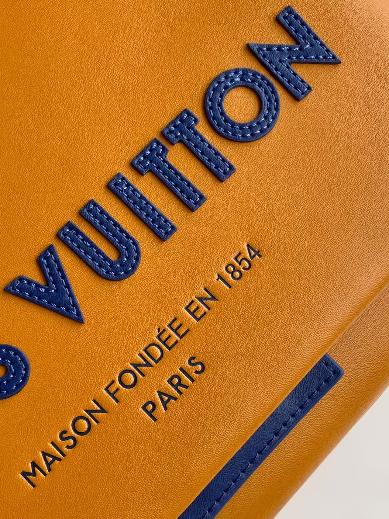 LV一比一 Louis Vuitton亮黃色字母翻蓋肩背包| 10 LV一比一 Louis Vuitton亮黃色字母翻蓋肩背包