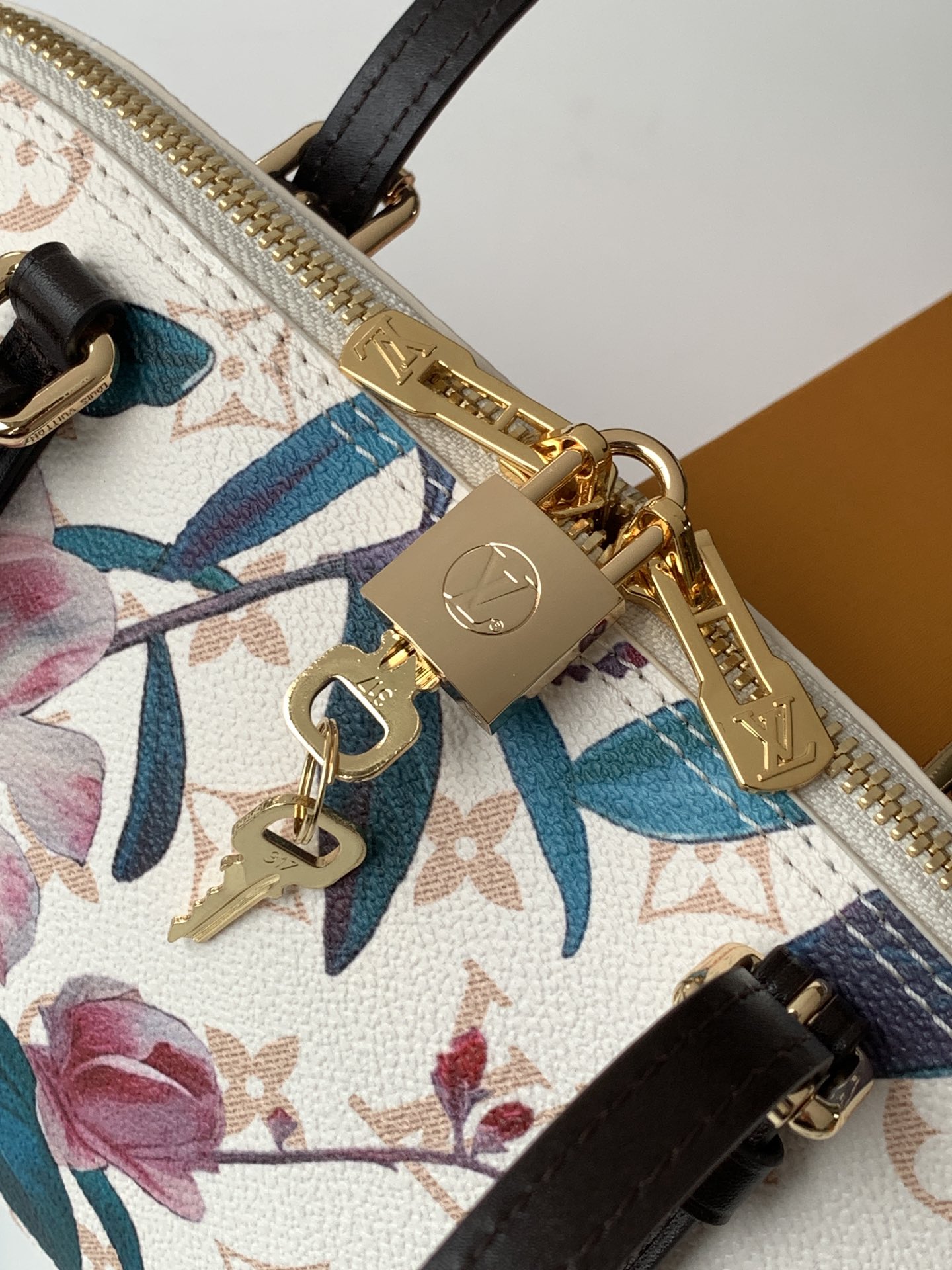LV高仿 Floral花卉印花肩背包 優雅長肩帶女包| 11 LV高仿 Floral花卉印花肩背包 優雅長肩帶女包