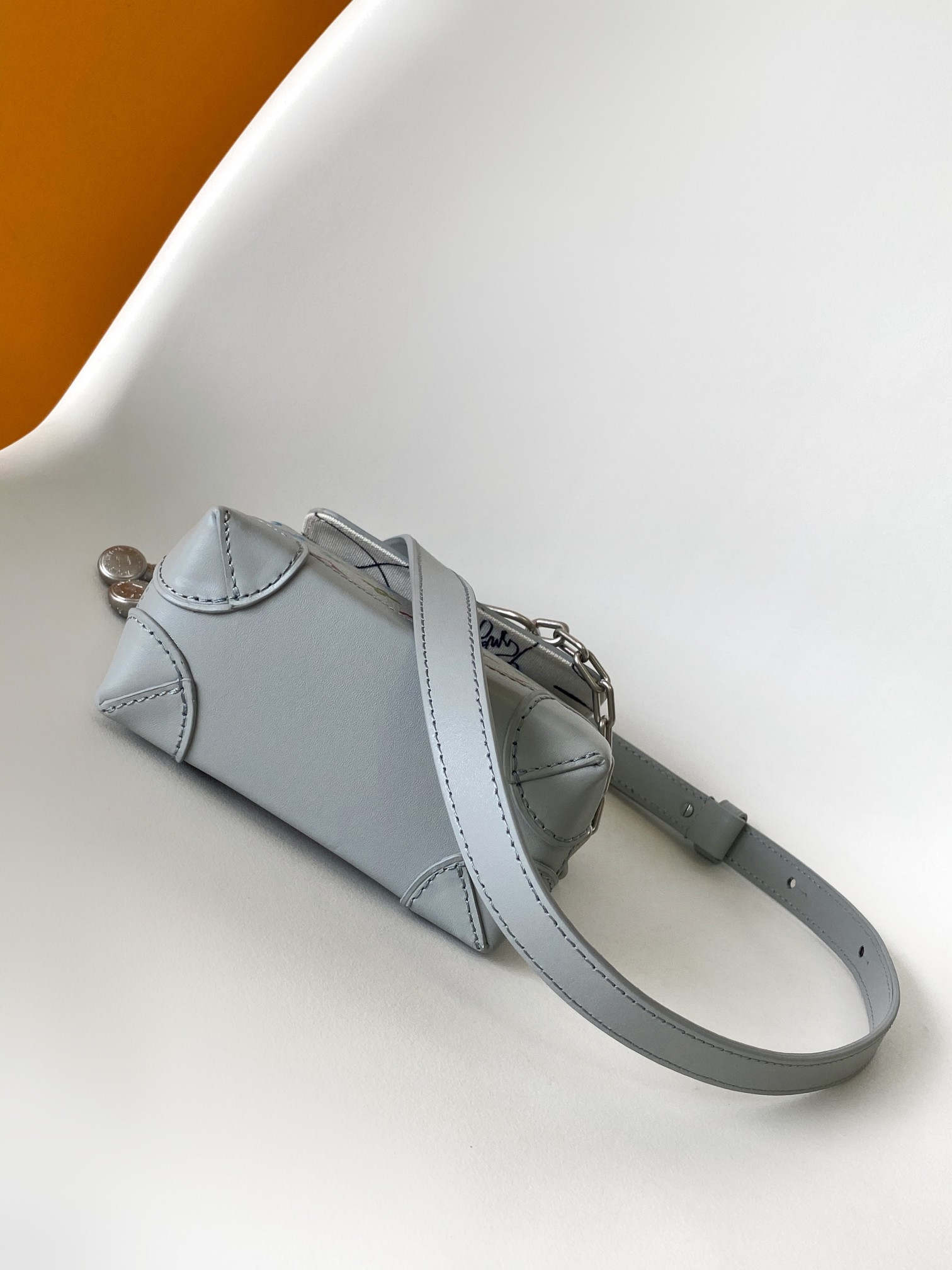 LV高仿 彩色 Monogram Nano 小書包 淺灰色迷你肩背包| 12 LV高仿 彩色 Monogram Nano 小書包 淺灰色迷你肩背包