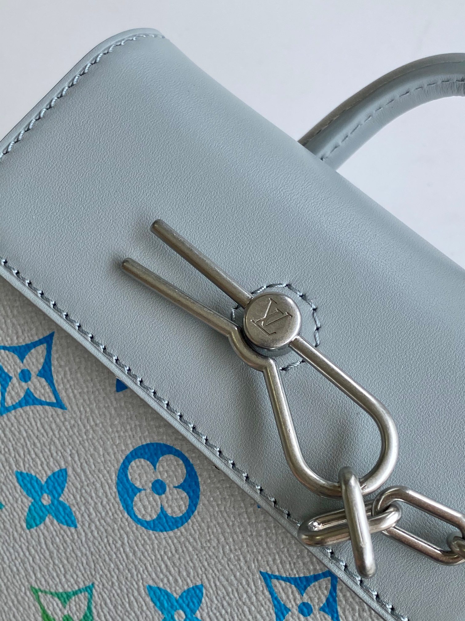 LV高仿 彩色 Monogram Nano 小書包 淺灰色迷你肩背包| 10 LV高仿 彩色 Monogram Nano 小書包 淺灰色迷你肩背包