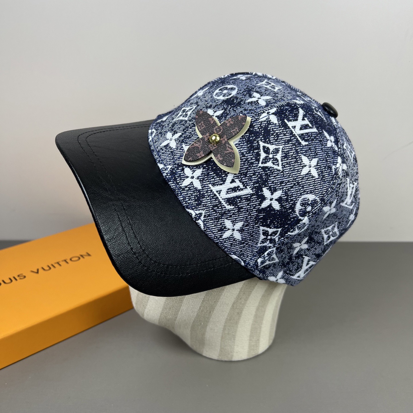 高仿LV Monogram 牛仔壓紋棒球帽| 12 高仿LV Monogram 牛仔壓紋棒球帽