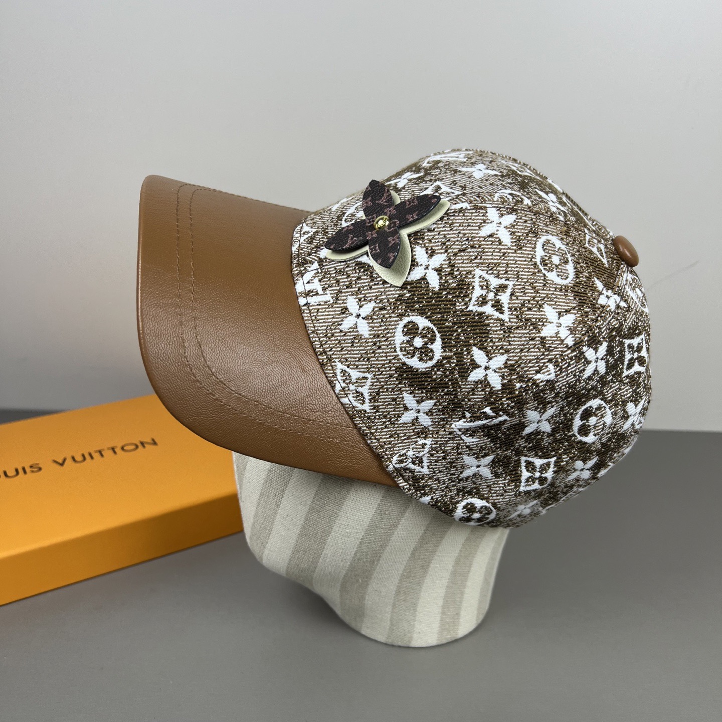 原單LV Monogram 咖色壓紋皮革棒球帽| 12 原單LV Monogram 咖色壓紋皮革棒球帽