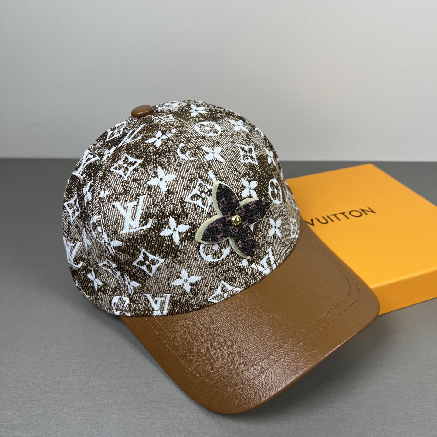原單LV Monogram 咖色壓紋皮革棒球帽| 11 原單LV Monogram 咖色壓紋皮革棒球帽