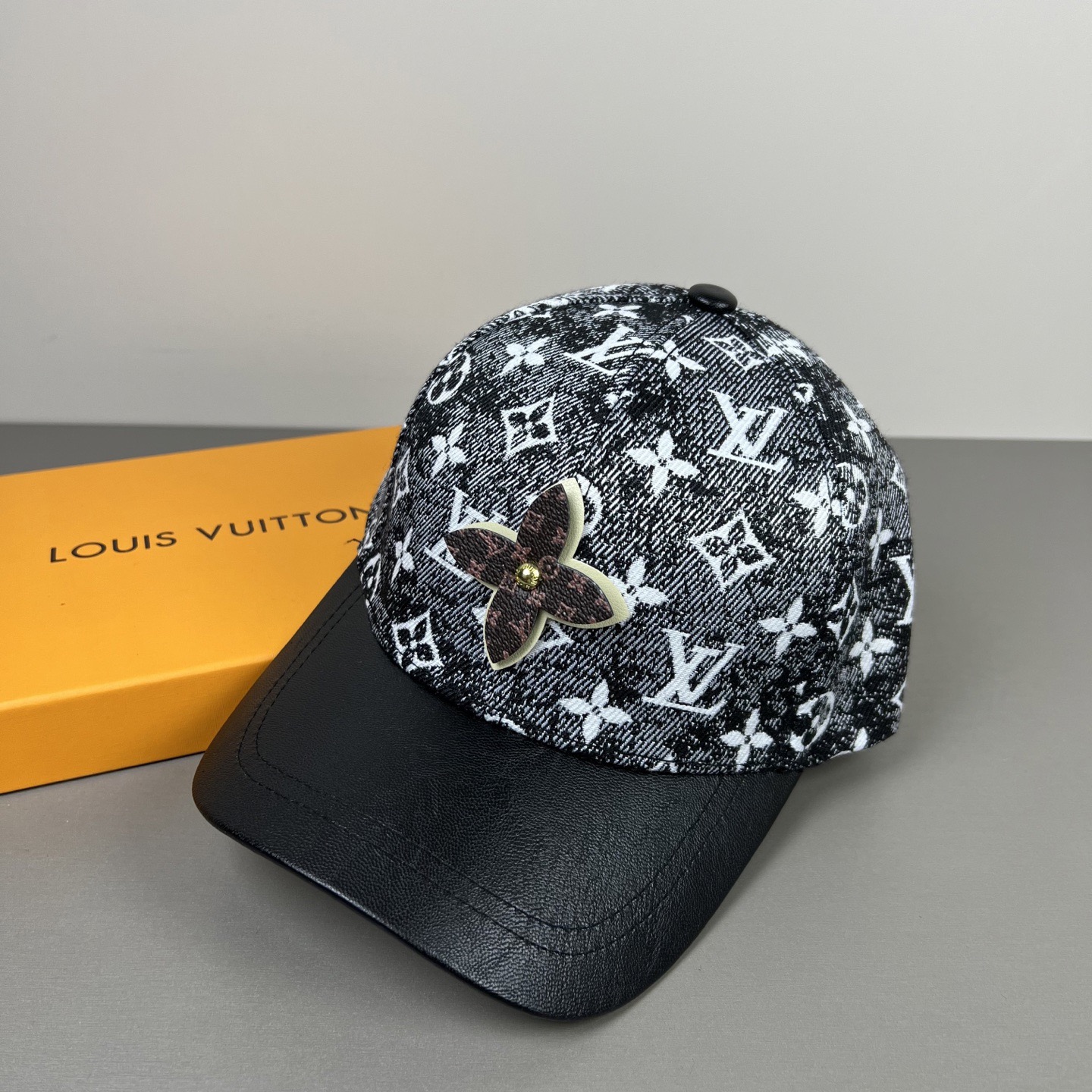 高仿LV 黑白Monogram 花卉鴨舌帽| 13 高仿LV 黑白Monogram 花卉鴨舌帽