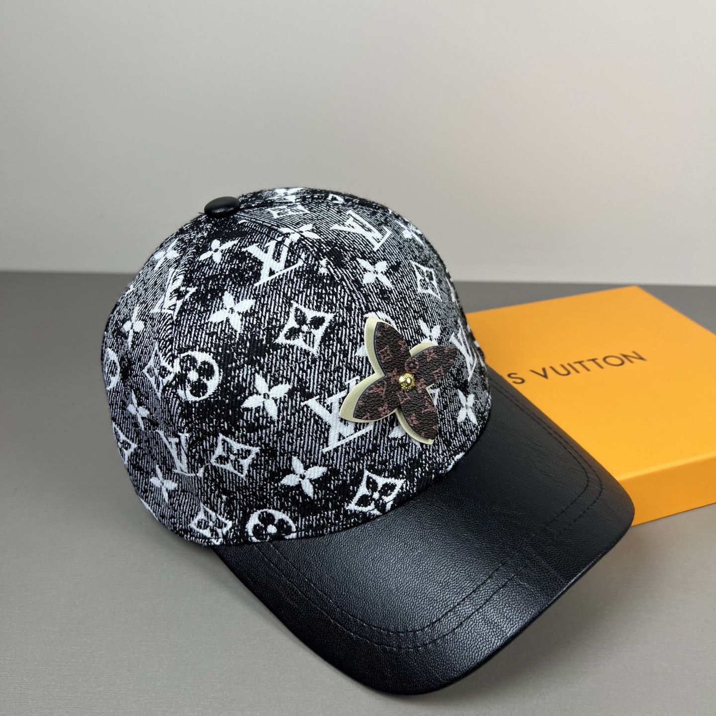 高仿LV 黑白Monogram 花卉鴨舌帽| 12 高仿LV 黑白Monogram 花卉鴨舌帽