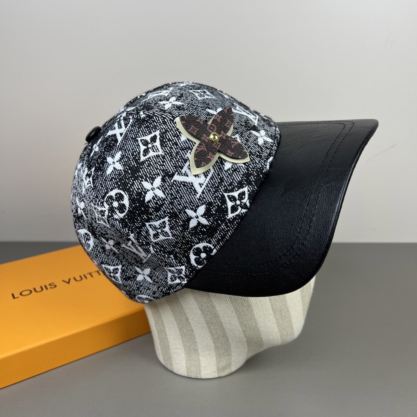 高仿LV 黑白Monogram 花卉鴨舌帽| 10 高仿LV 黑白Monogram 花卉鴨舌帽