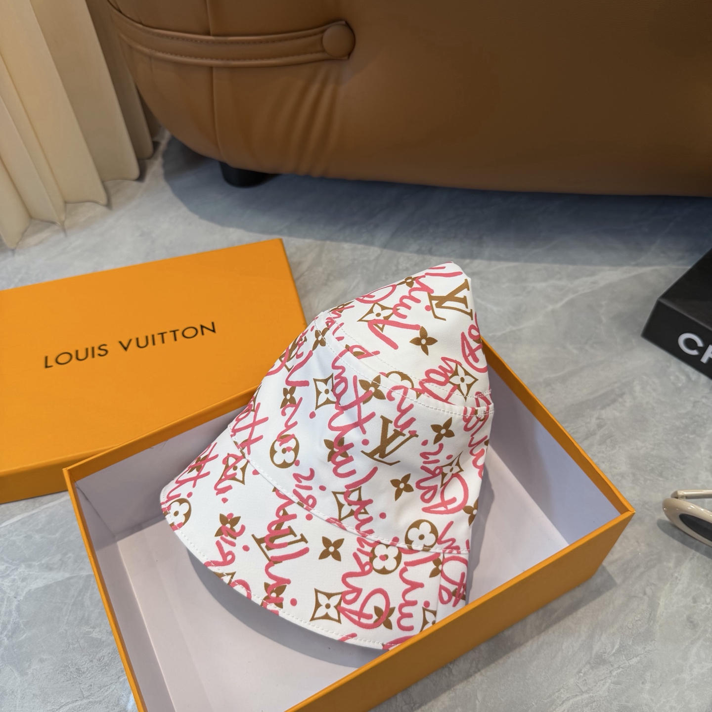 高仿LV 白色Graffiti Monogram 漁夫帽| 12 高仿LV 白色Graffiti Monogram 漁夫帽