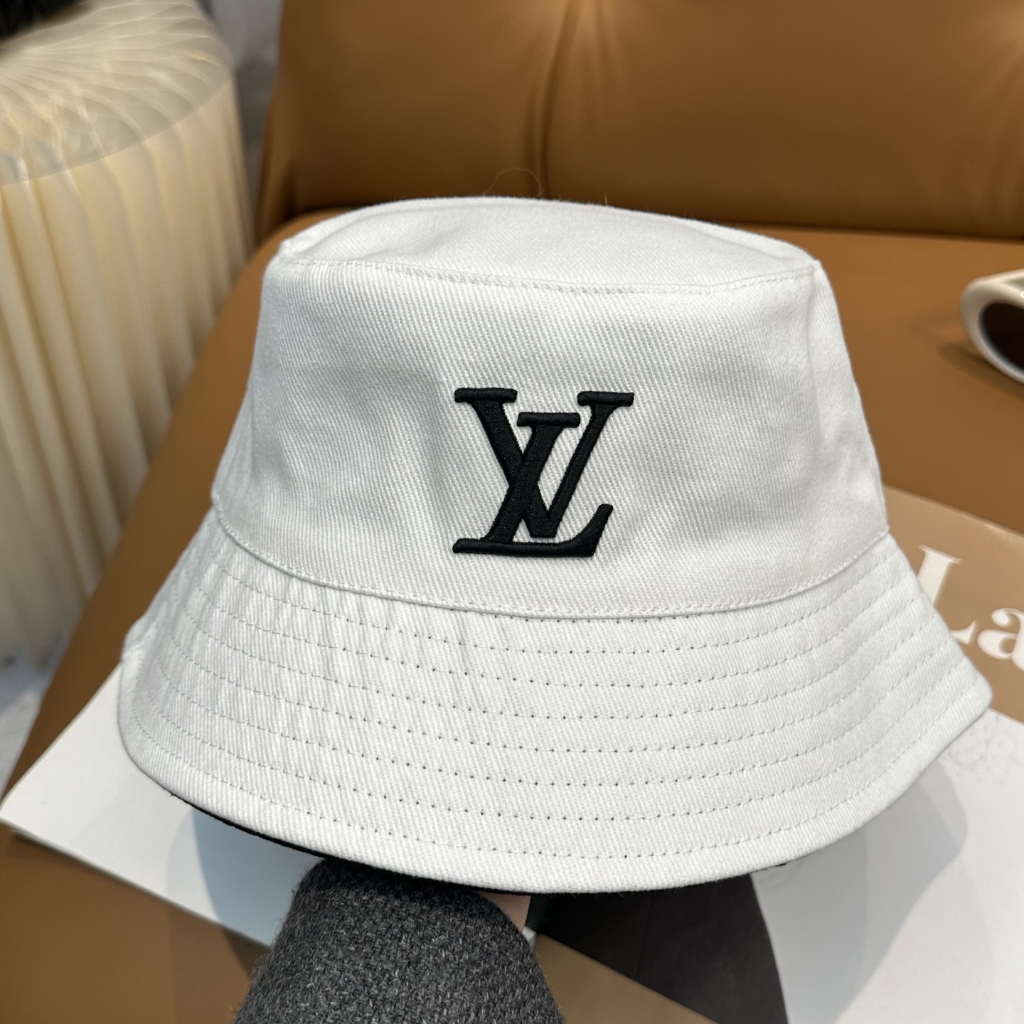 高仿LV 白色刺繡Logo 漁夫帽| 14 高仿LV 白色刺繡Logo 漁夫帽