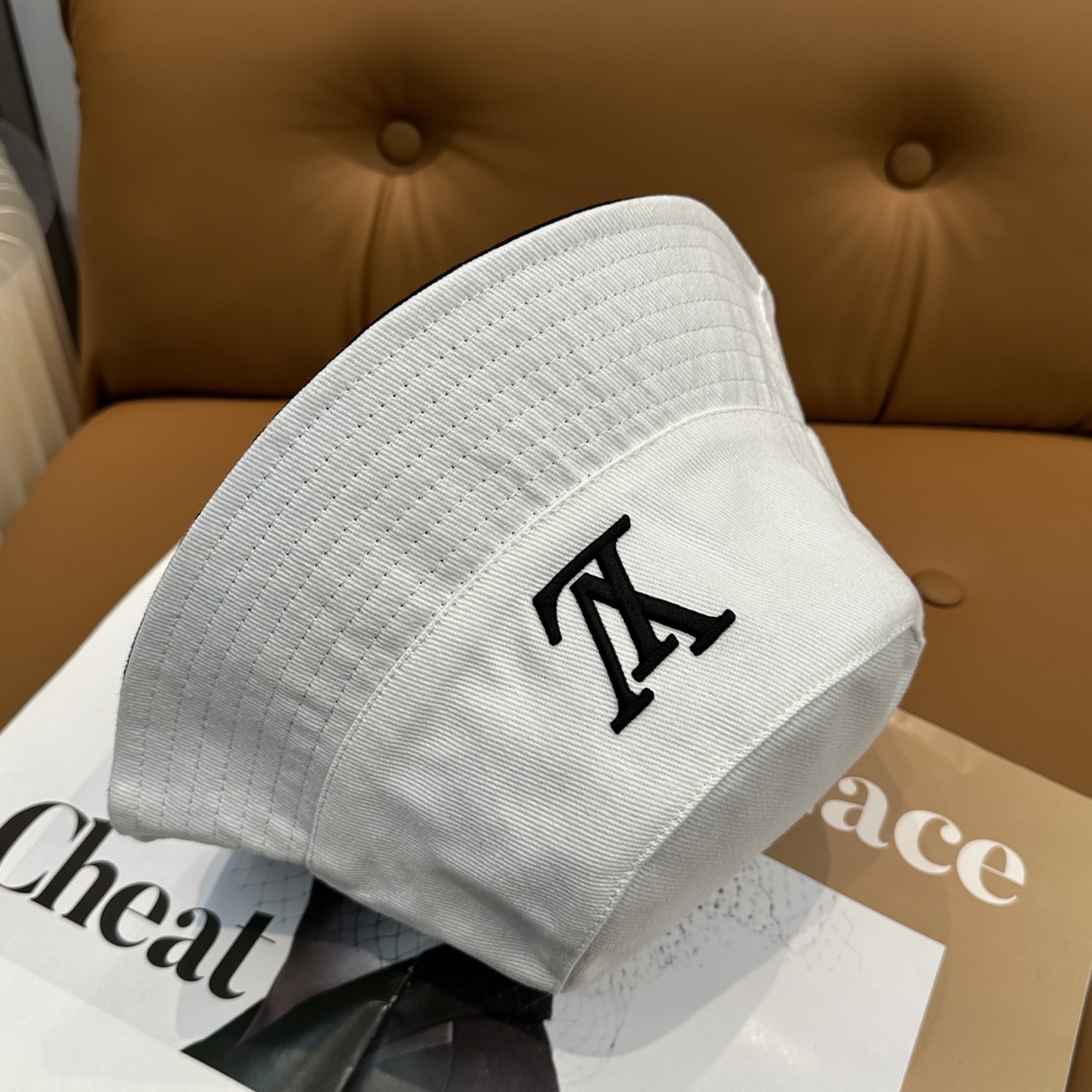 高仿LV 白色刺繡Logo 漁夫帽| 10 高仿LV 白色刺繡Logo 漁夫帽