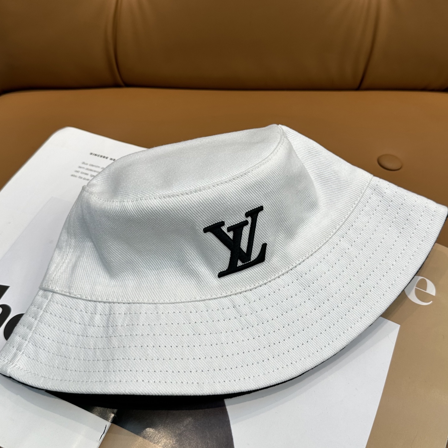 高仿LV 白色刺繡Logo 漁夫帽| 9 高仿LV 白色刺繡Logo 漁夫帽