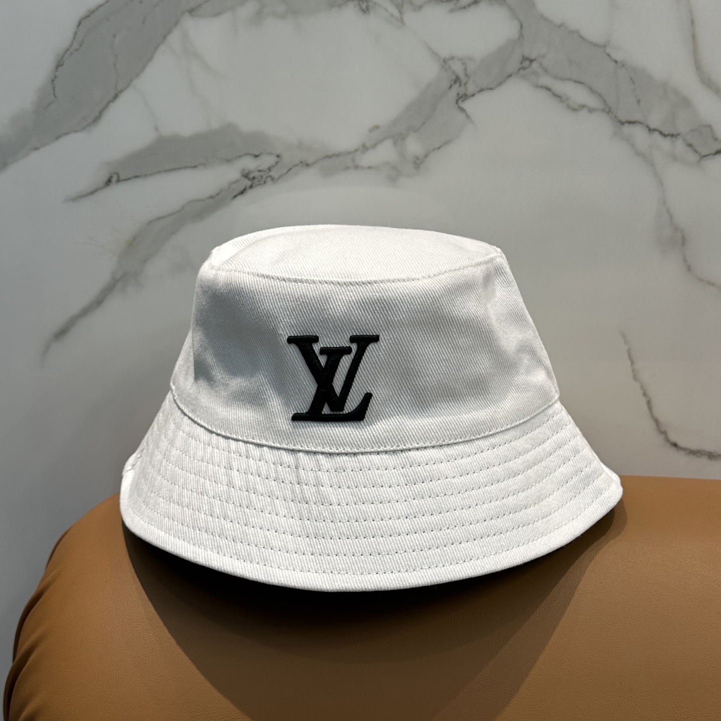 高仿LV 白色刺繡Logo 漁夫帽| 8 高仿LV 白色刺繡Logo 漁夫帽