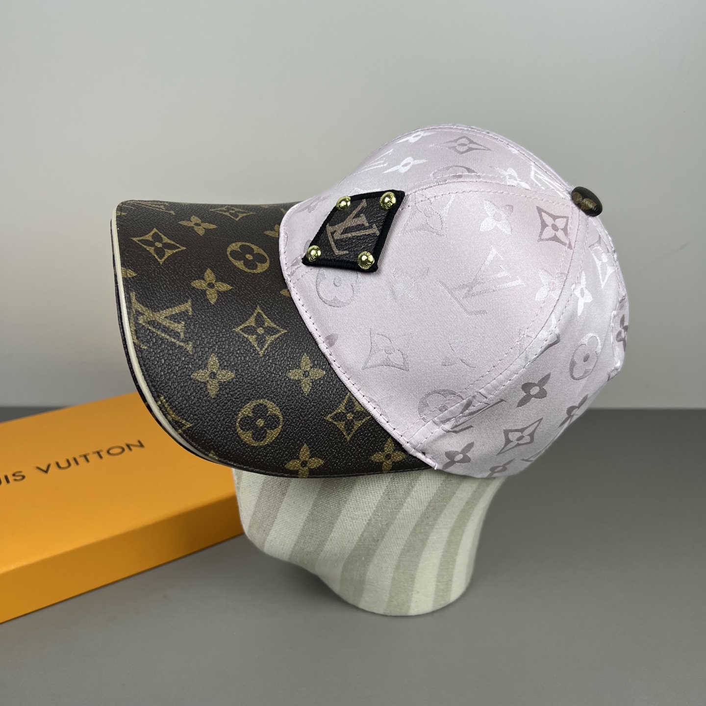 LV高仿Monogram拼接老花棒球帽粉紫配色精品帽| 12 LV高仿Monogram拼接老花棒球帽粉紫配色精品帽
