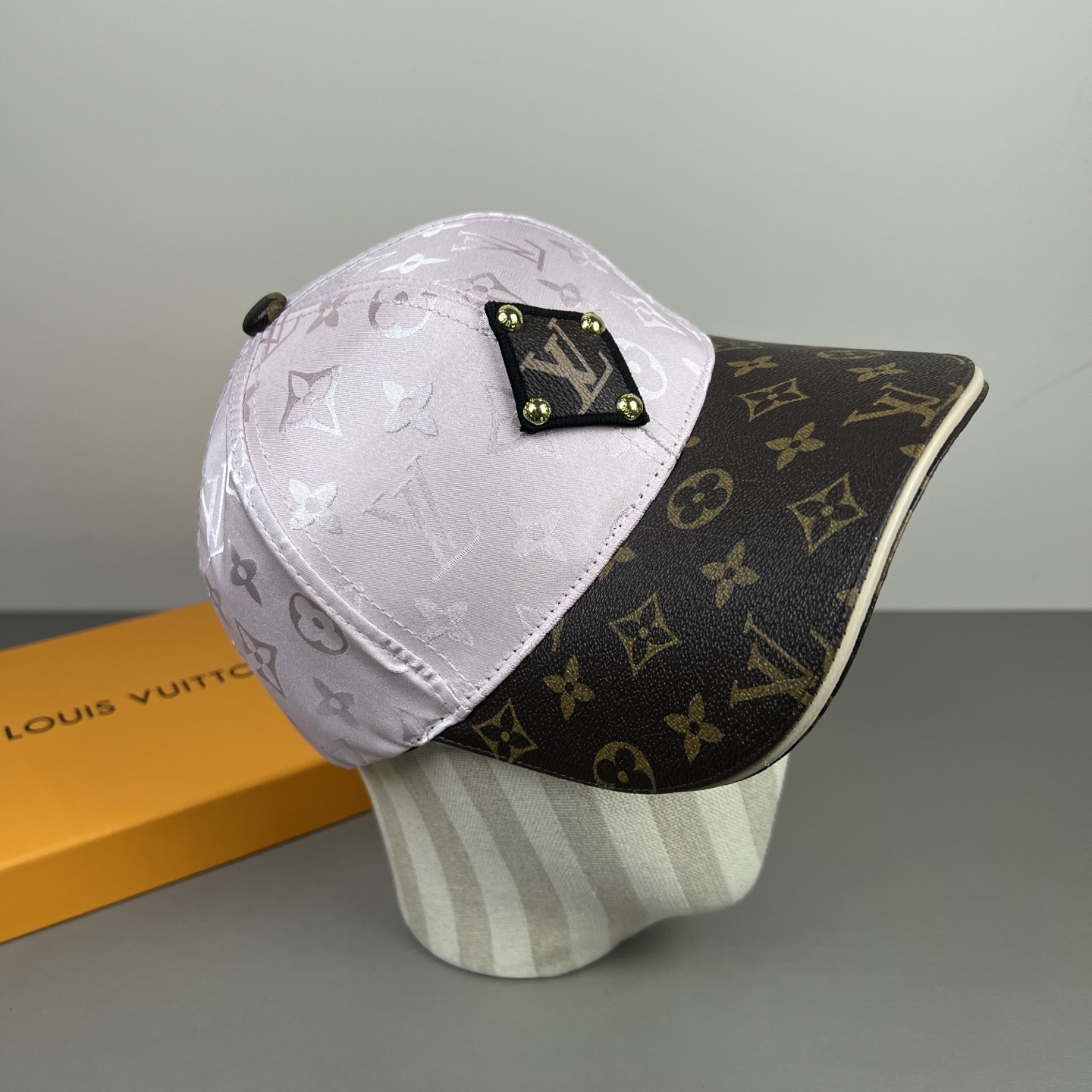 LV高仿Monogram拼接老花棒球帽粉紫配色精品帽| 11 LV高仿Monogram拼接老花棒球帽粉紫配色精品帽