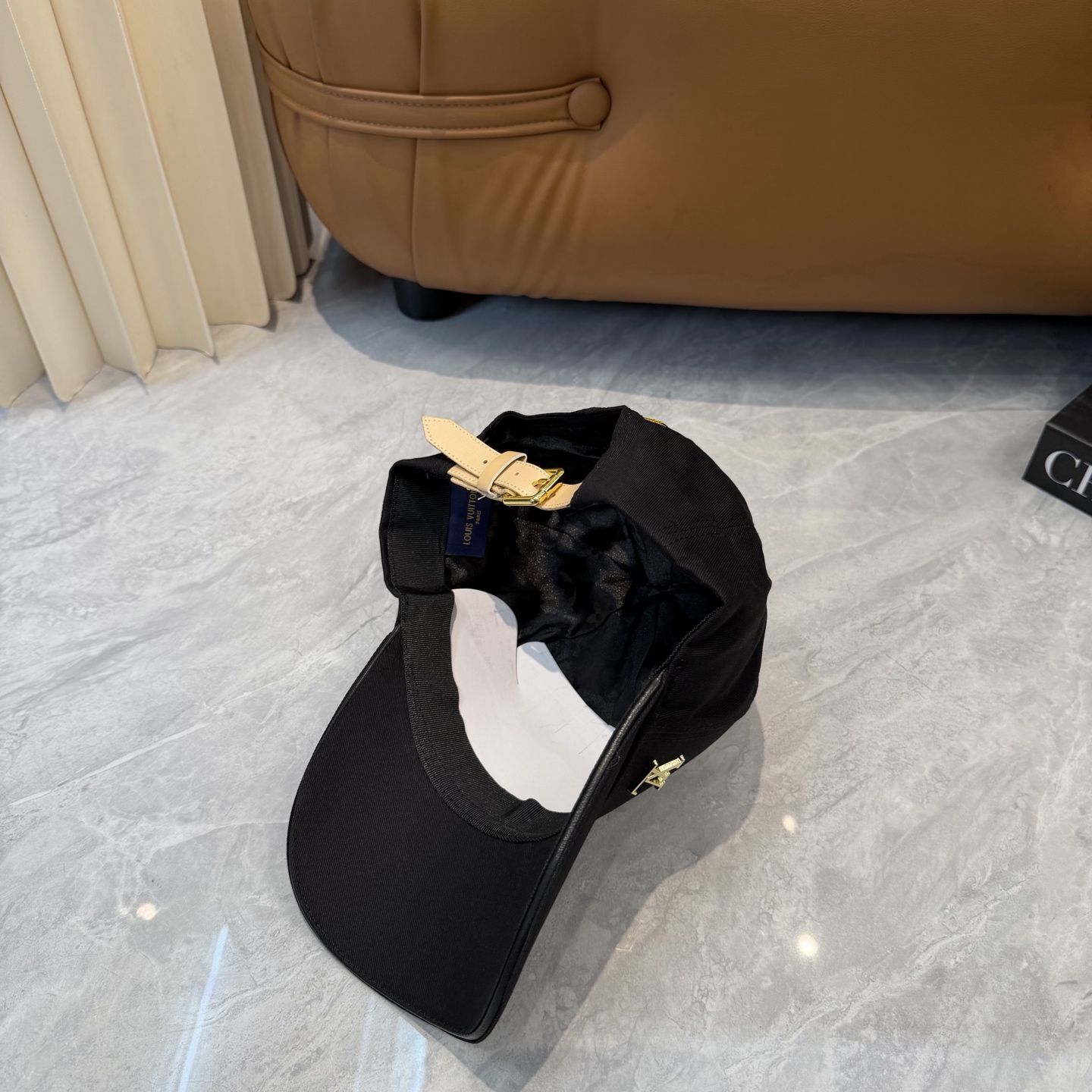 LV原單極簡黑色棒球帽金屬Logo精品休閒帽| 12 LV原單極簡黑色棒球帽金屬Logo精品休閒帽