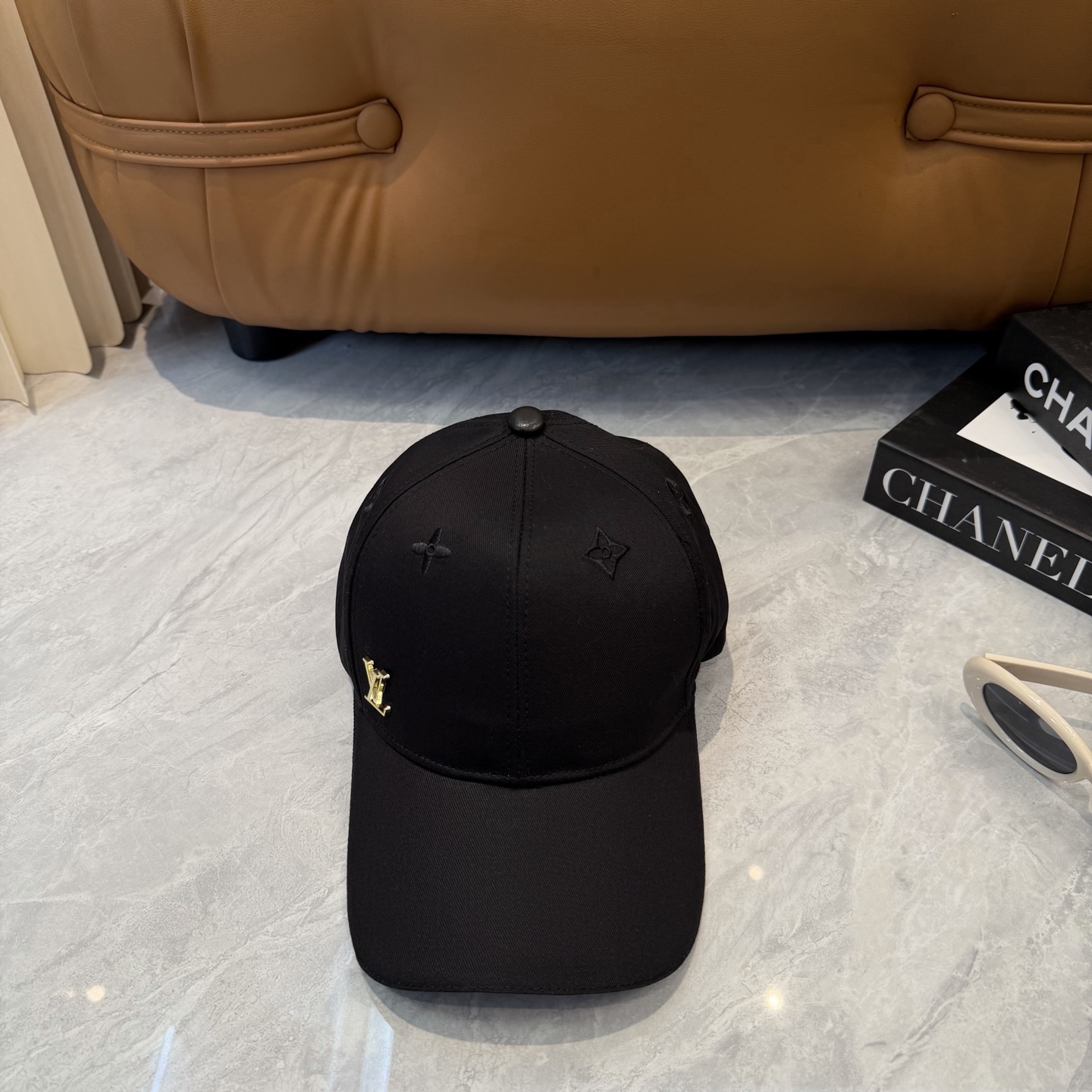 LV原單極簡黑色棒球帽金屬Logo精品休閒帽| 11 LV原單極簡黑色棒球帽金屬Logo精品休閒帽
