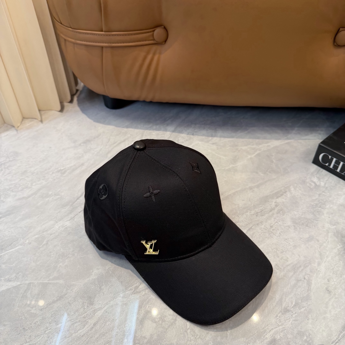 LV原單極簡黑色棒球帽金屬Logo精品休閒帽| 10 LV原單極簡黑色棒球帽金屬Logo精品休閒帽