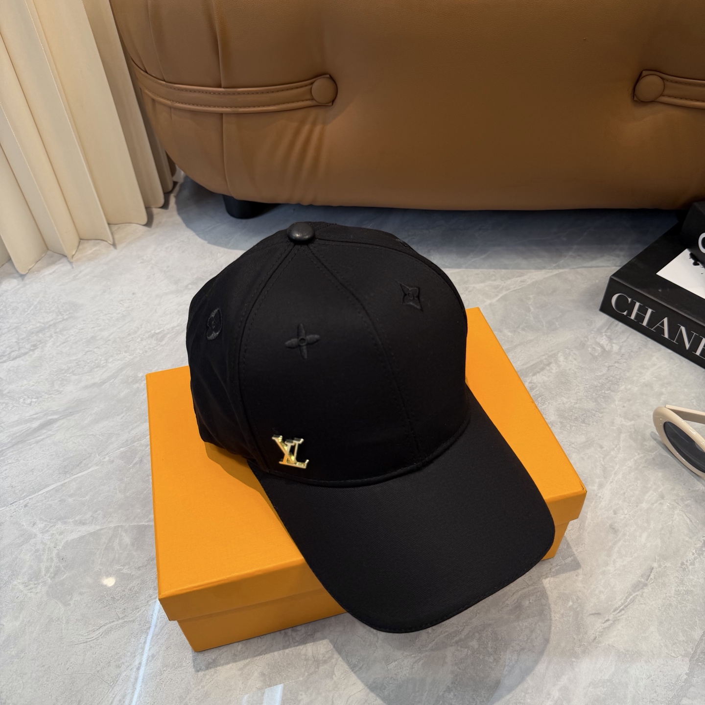LV原單極簡黑色棒球帽金屬Logo精品休閒帽| 9 LV原單極簡黑色棒球帽金屬Logo精品休閒帽