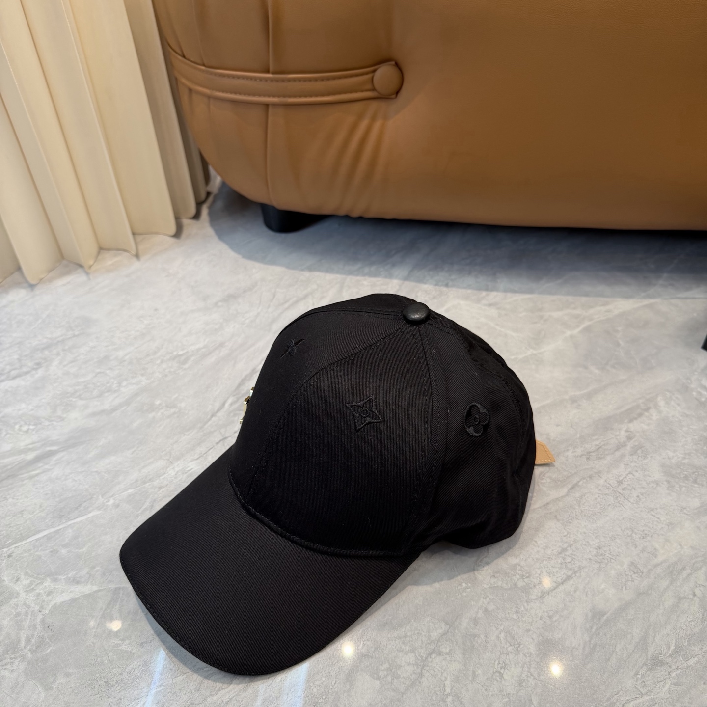 LV原單極簡黑色棒球帽金屬Logo精品休閒帽| 8 LV原單極簡黑色棒球帽金屬Logo精品休閒帽
