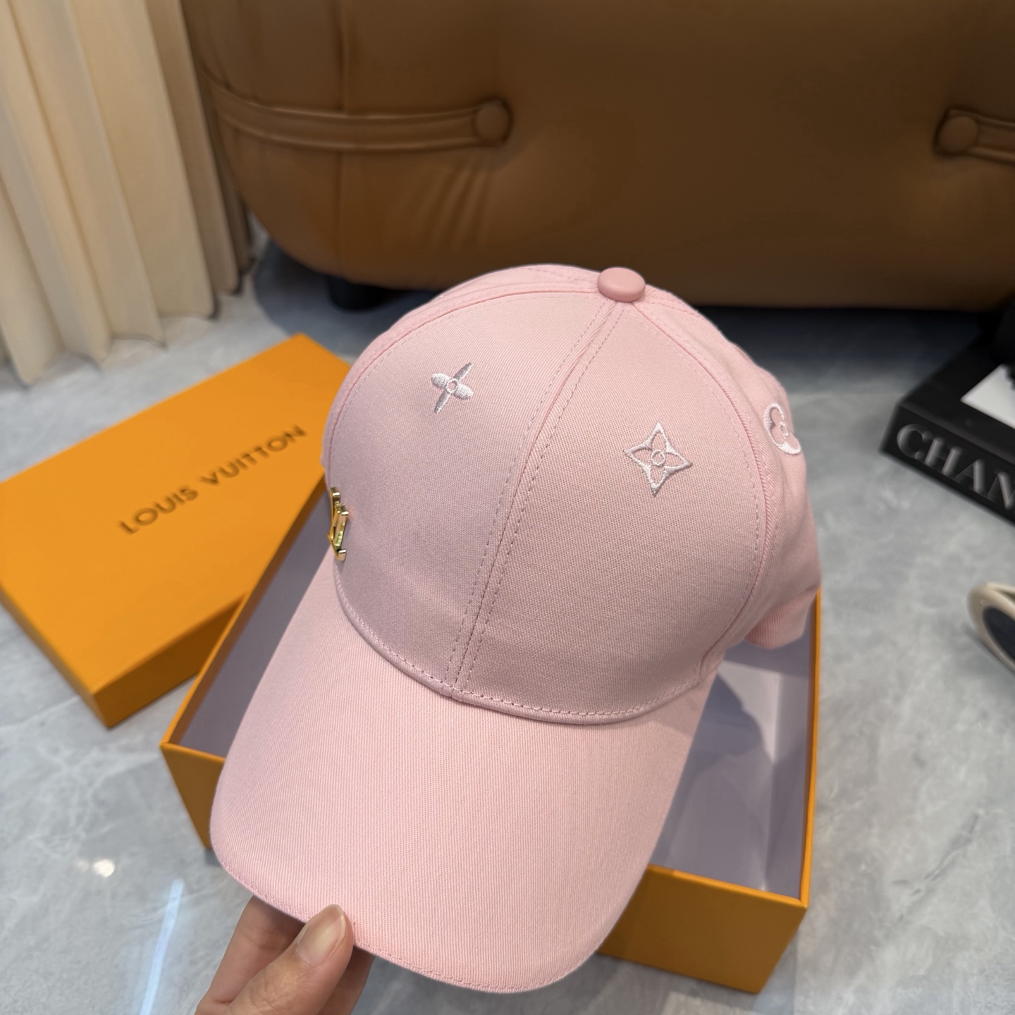 LV高仿粉色金屬Logo棒球帽甜美精品休閒帽| 8 LV高仿粉色金屬Logo棒球帽甜美精品休閒帽