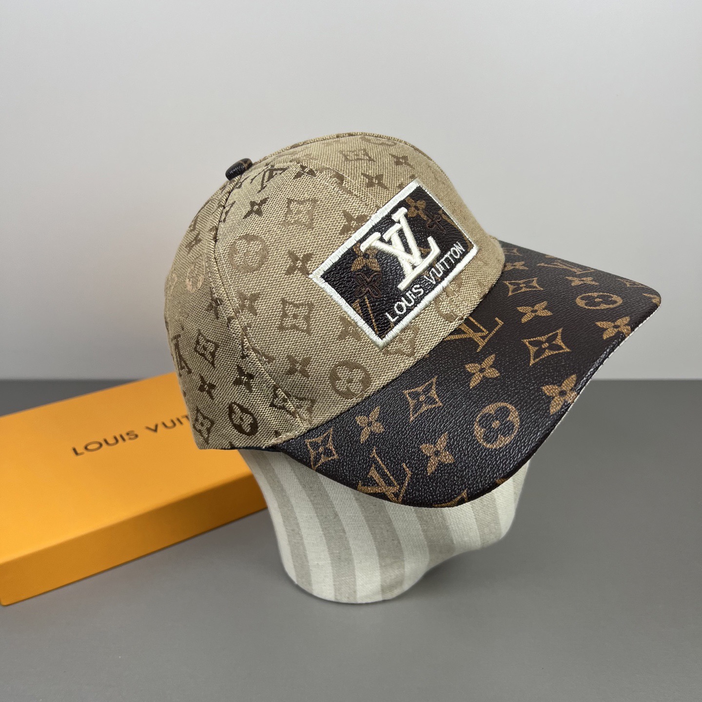 一比一LV老花Logo棒球帽卡其色精品潮流帽| 12 一比一LV老花Logo棒球帽卡其色精品潮流帽