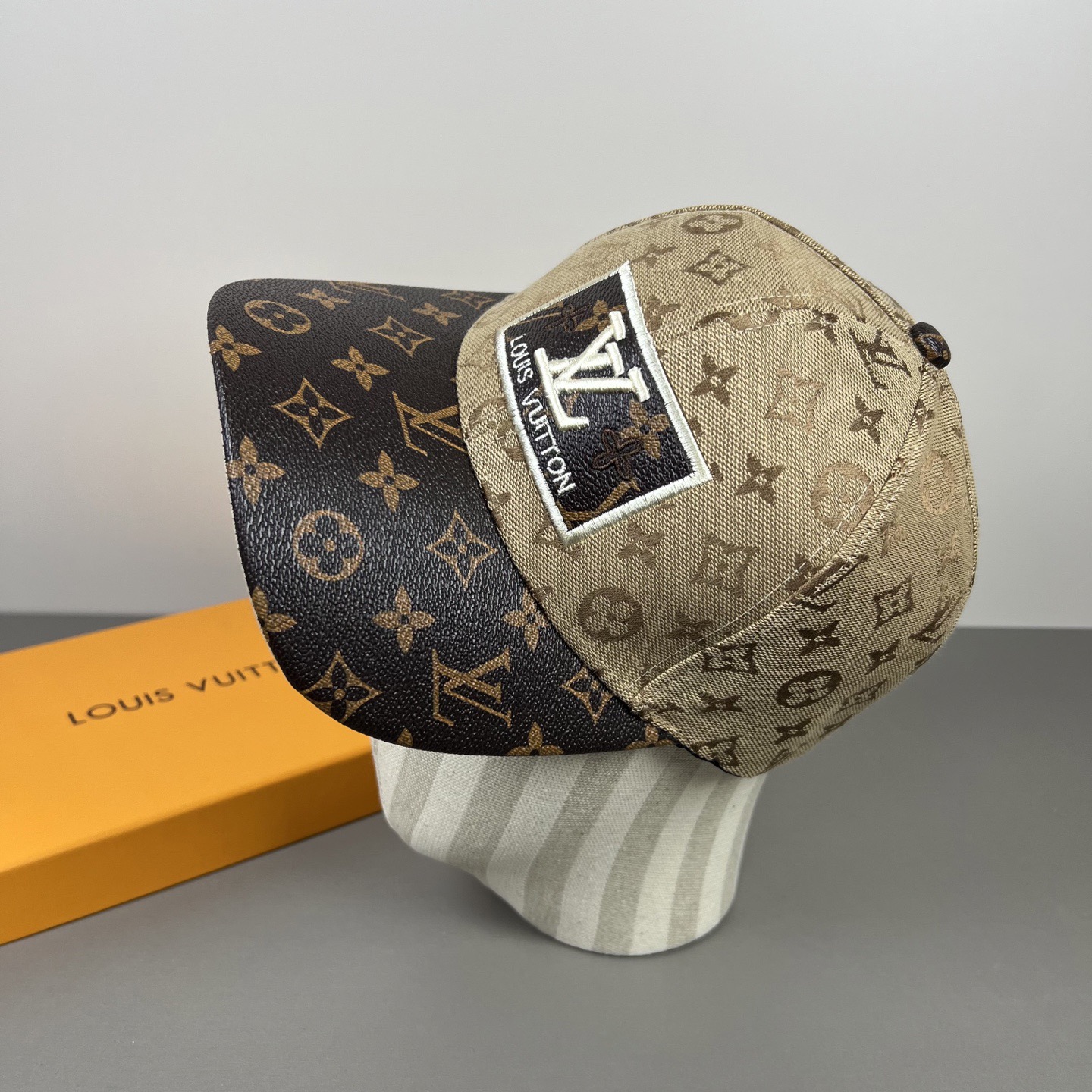 一比一LV老花Logo棒球帽卡其色精品潮流帽| 11 一比一LV老花Logo棒球帽卡其色精品潮流帽