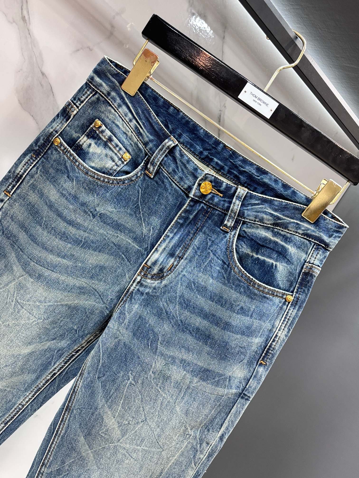 LV A貨 男款 牛仔褲 水洗復古設計 修身直筒休閒款| 12 LV A貨 男款 牛仔褲 水洗復古設計 修身直筒休閒款