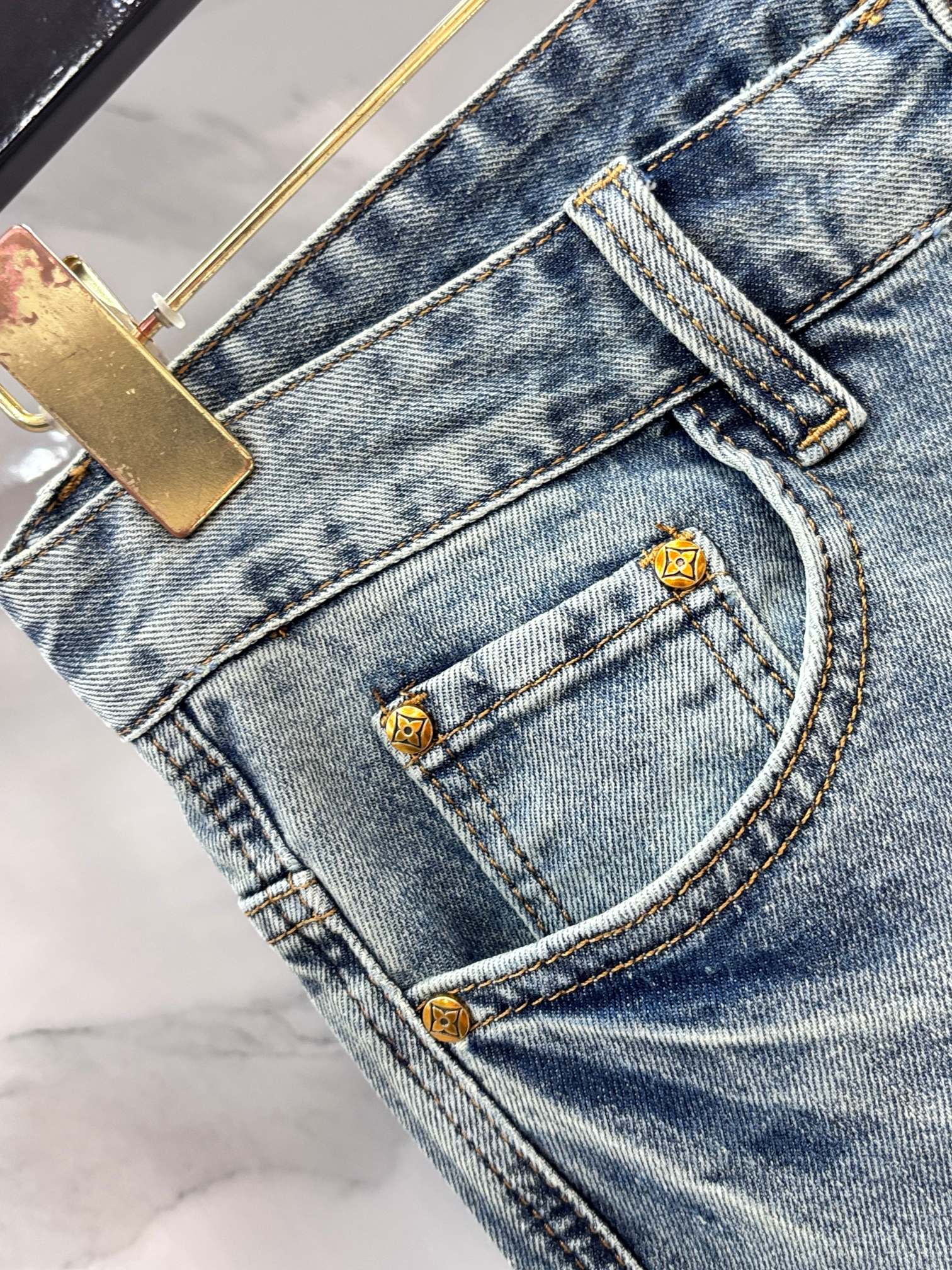 LV 原單 男款 牛仔褲 印花後袋設計 潮流街頭風休閒款| 11 LV 原單 男款 牛仔褲 印花後袋設計 潮流街頭風休閒款