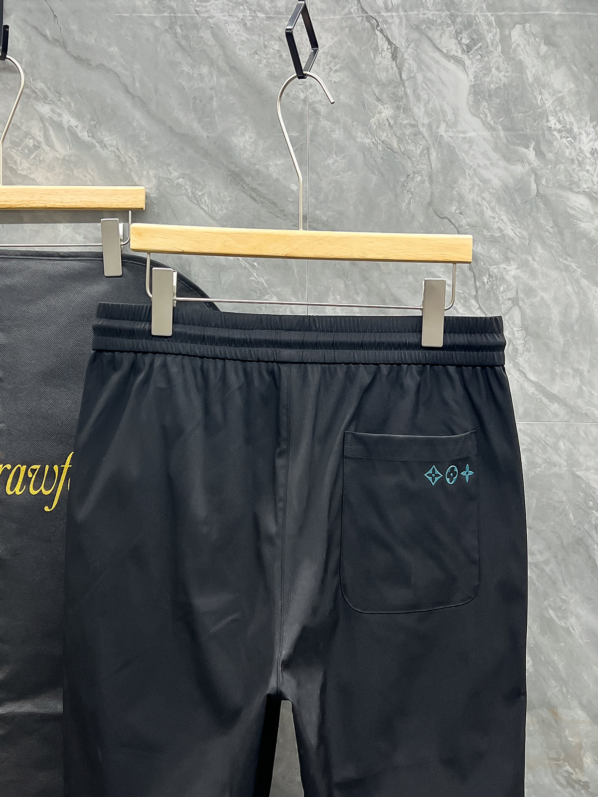 LV 一比一 男款 休閒長褲 抽繩設計 休閒運動潮流款| 11 LV 一比一 男款 休閒長褲 抽繩設計 休閒運動潮流款