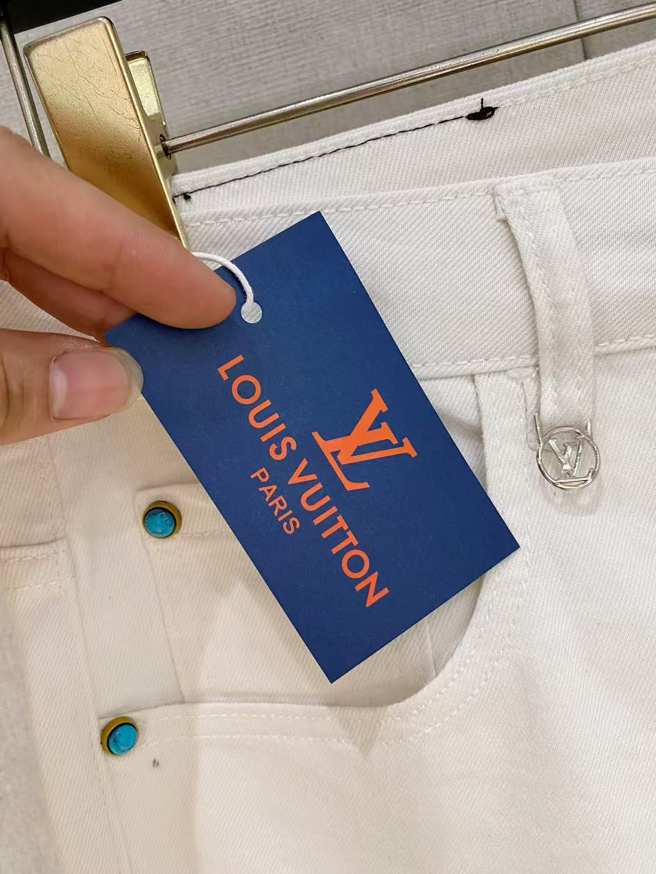 LV 高仿 男款 白色牛仔褲 高級簡約直筒設計 百搭潮流長褲| 11 LV 高仿 男款 白色牛仔褲 高級簡約直筒設計 百搭潮流長褲