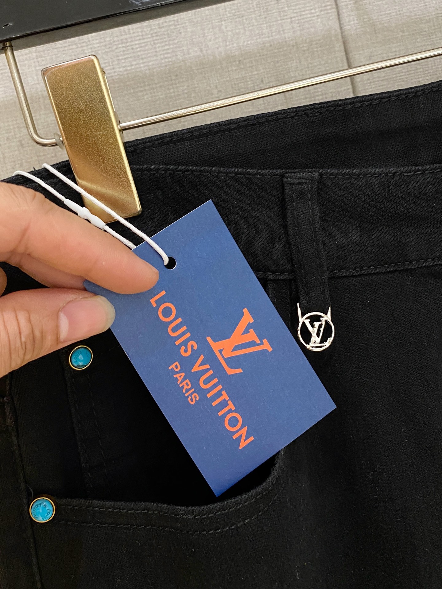 LV 高仿 男款 黑色直筒牛仔褲 簡約高級感設計| 10 LV 高仿 男款 黑色直筒牛仔褲 簡約高級感設計
